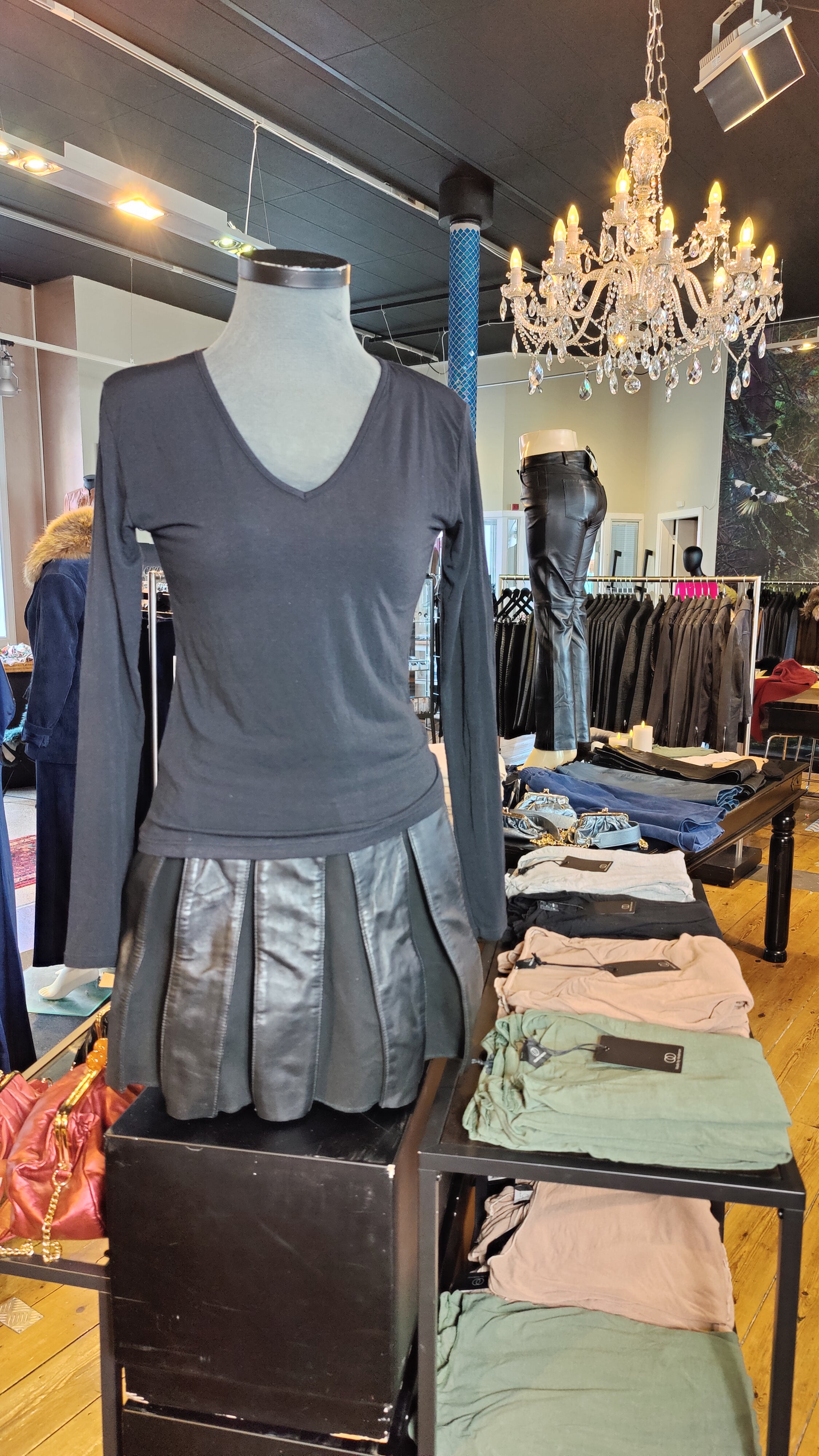 V-neck Basic Bluse, Sort, i Viscose Cashmere | Made by Andersen