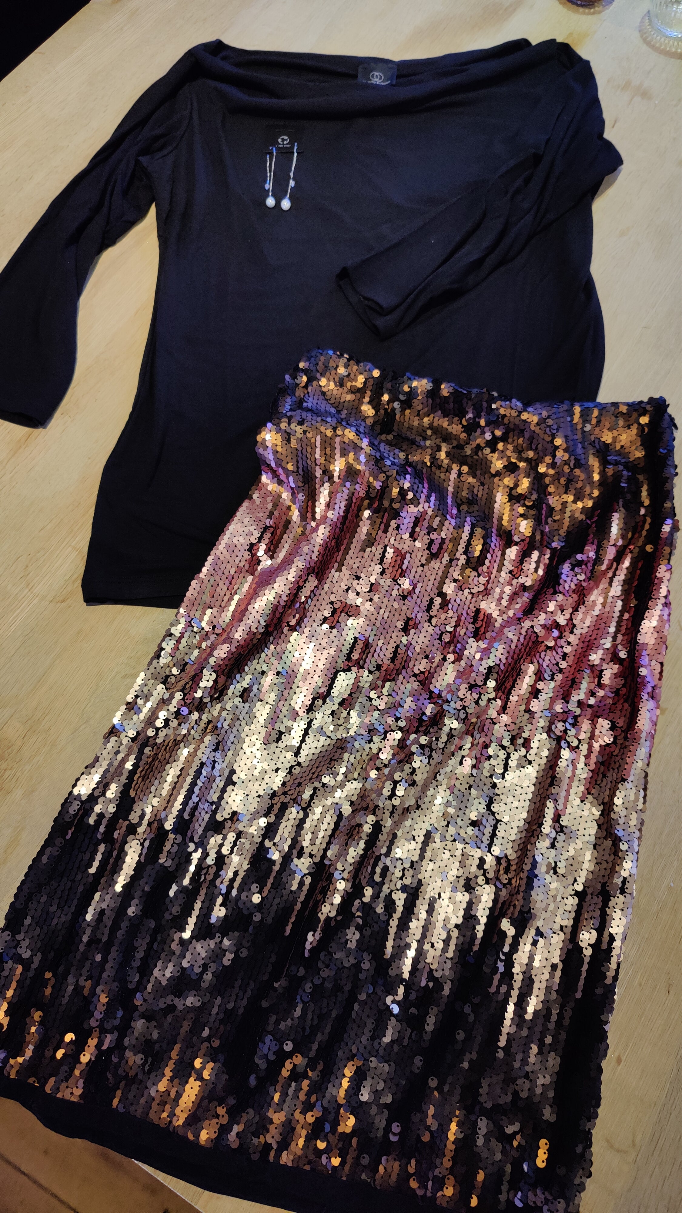 Sæt med pailletnederdel, blød bådhalsbluse(S) og øreringe | Onstage & Made By Andersen – 500 kr.