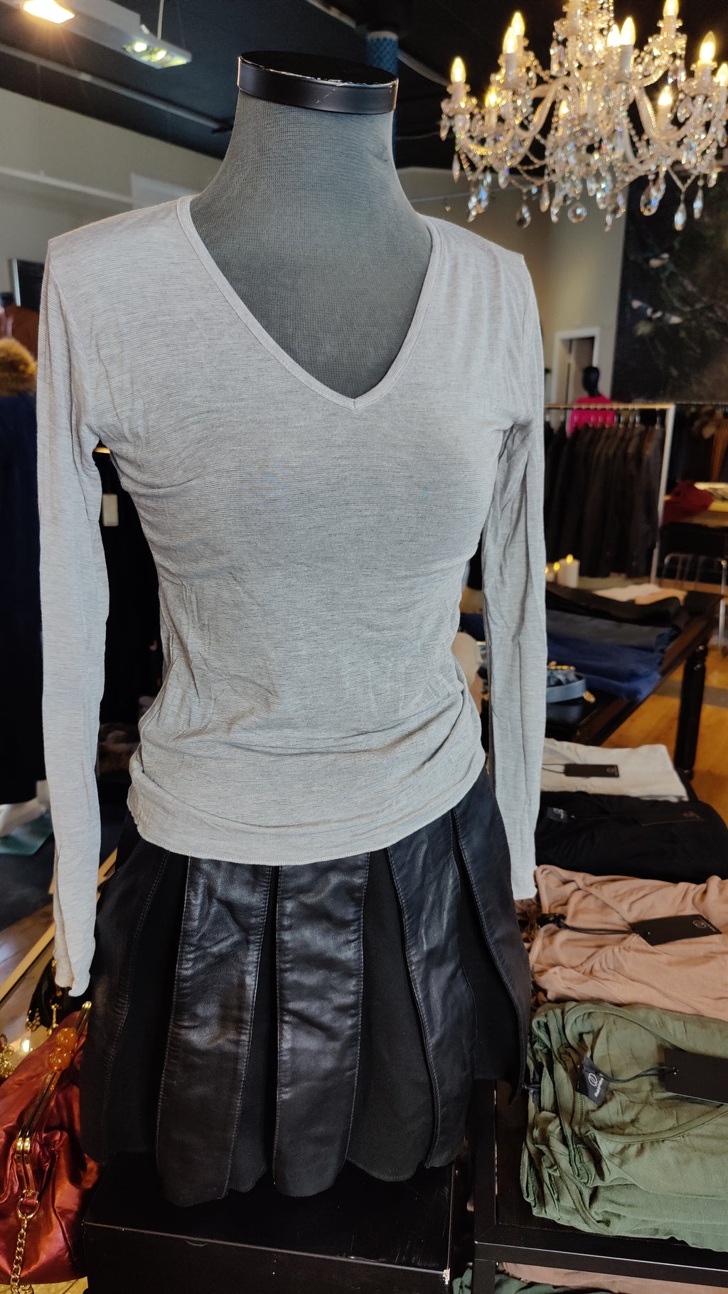 V-neck Basic Bluse, Grå, i Viscose Cashmere | Made by Andersen