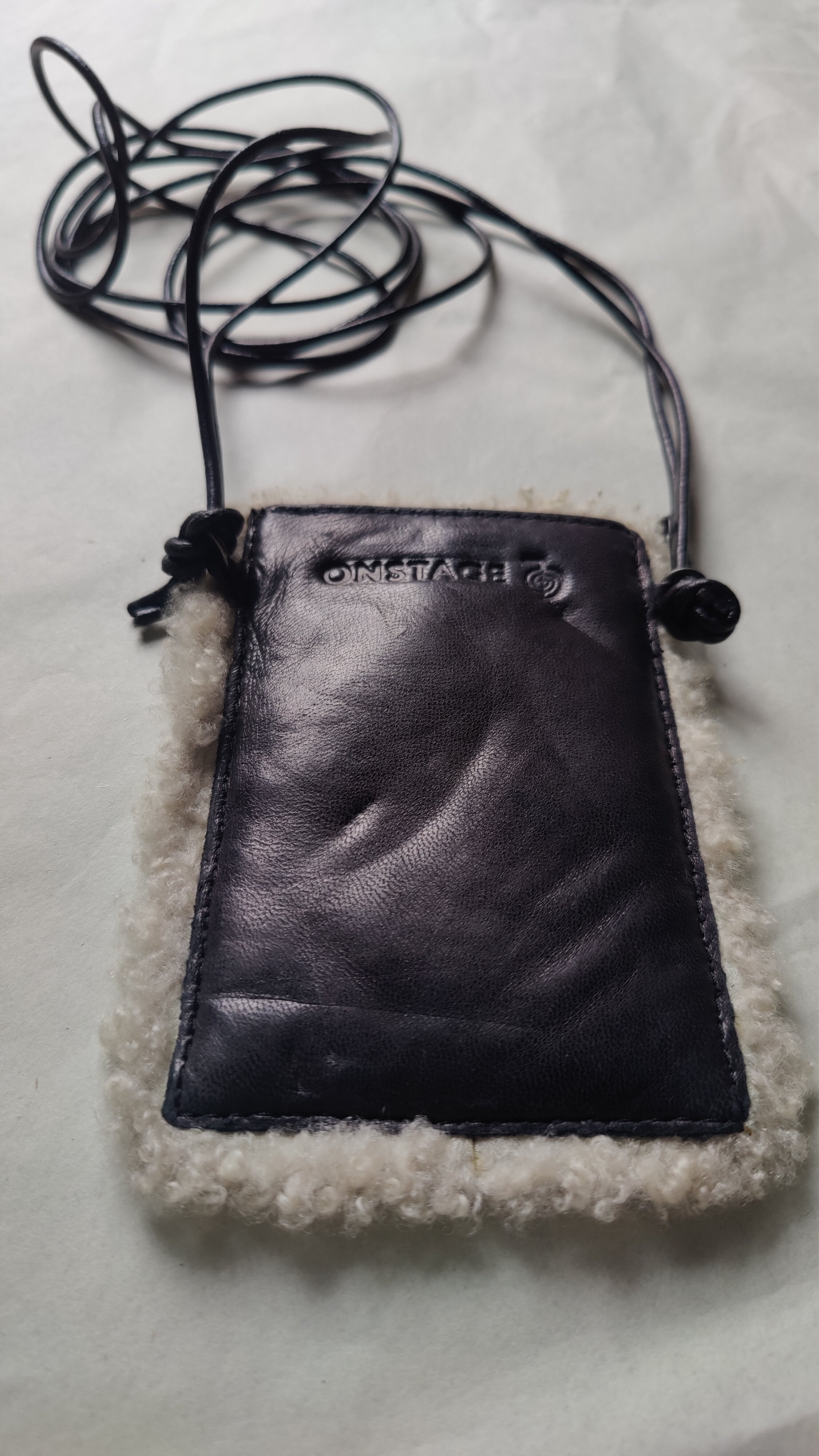 Lille rå crossbody-taske i lammeskind og fåreuld – OnStage