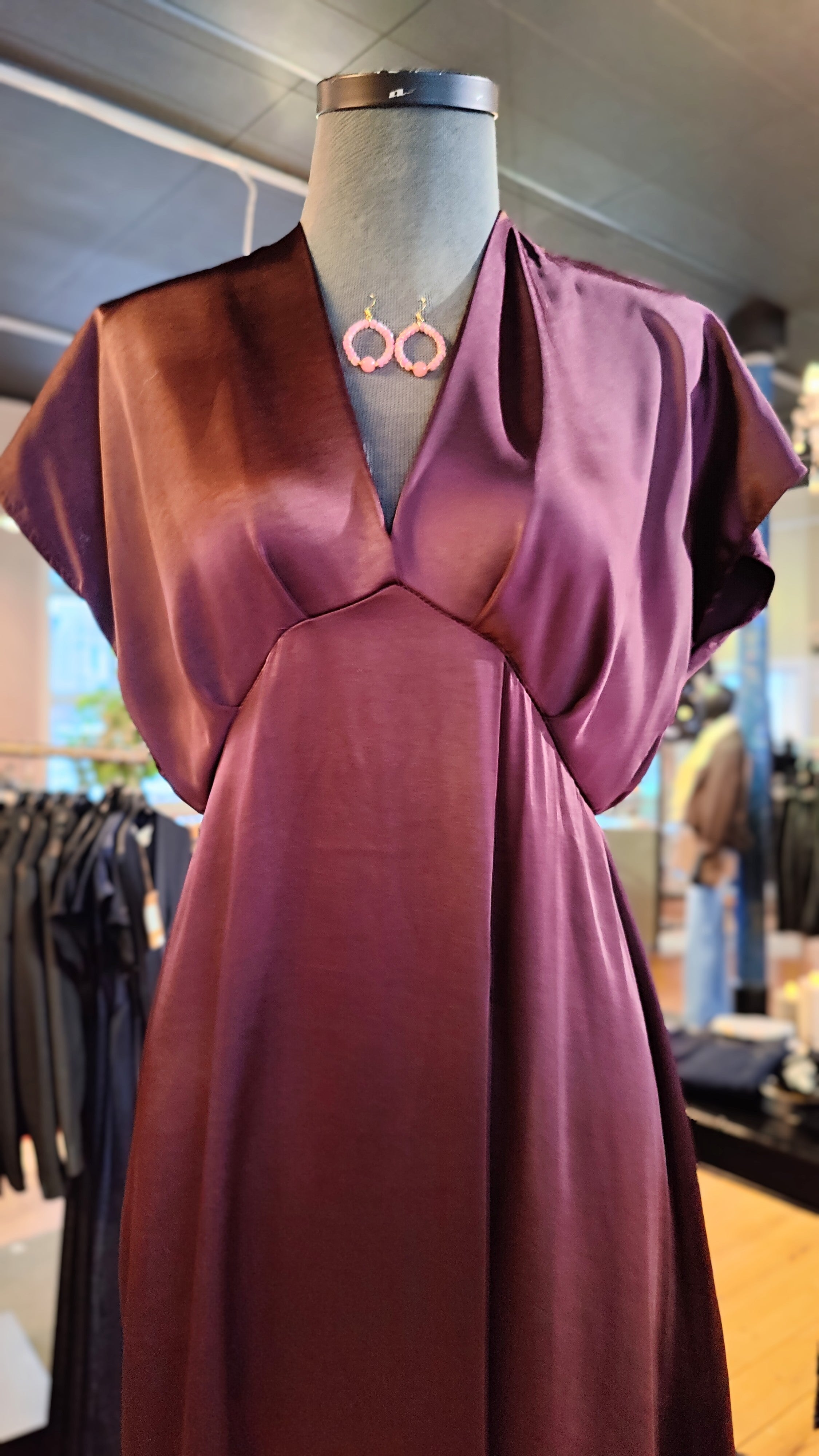 Sæt med satinkjole, strik & håndlavede jadeøreringe – spar 698 kr.