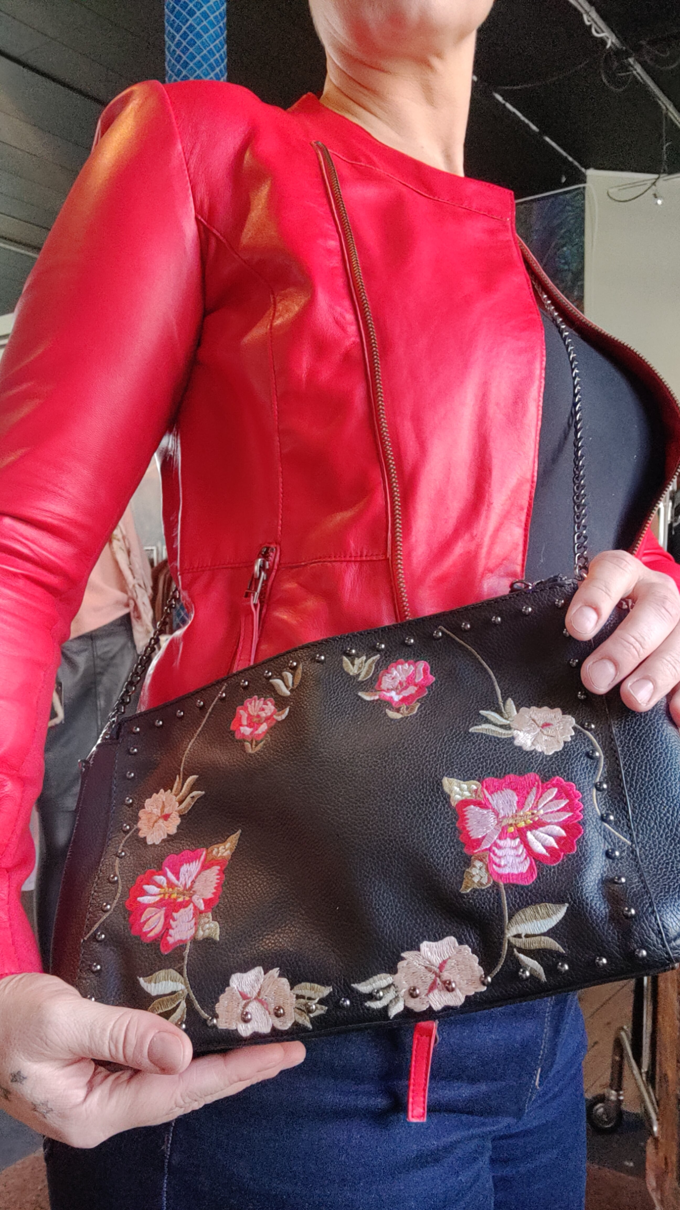 Sort skindclutch med broderede blomster – OnStage