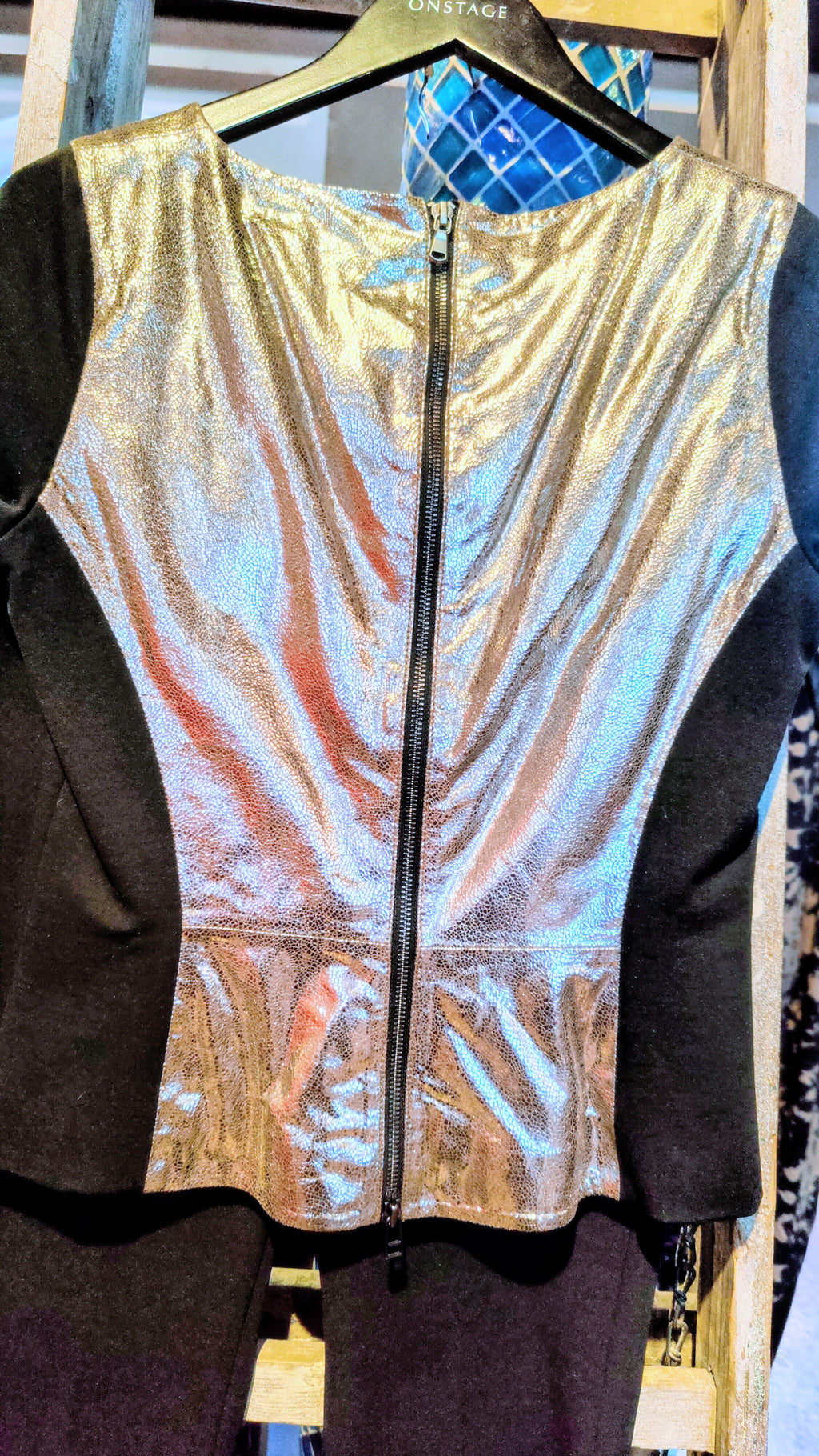 Elegant sort sæt med metallisk top – bukser(M) og top | Sæt til 500 kr.