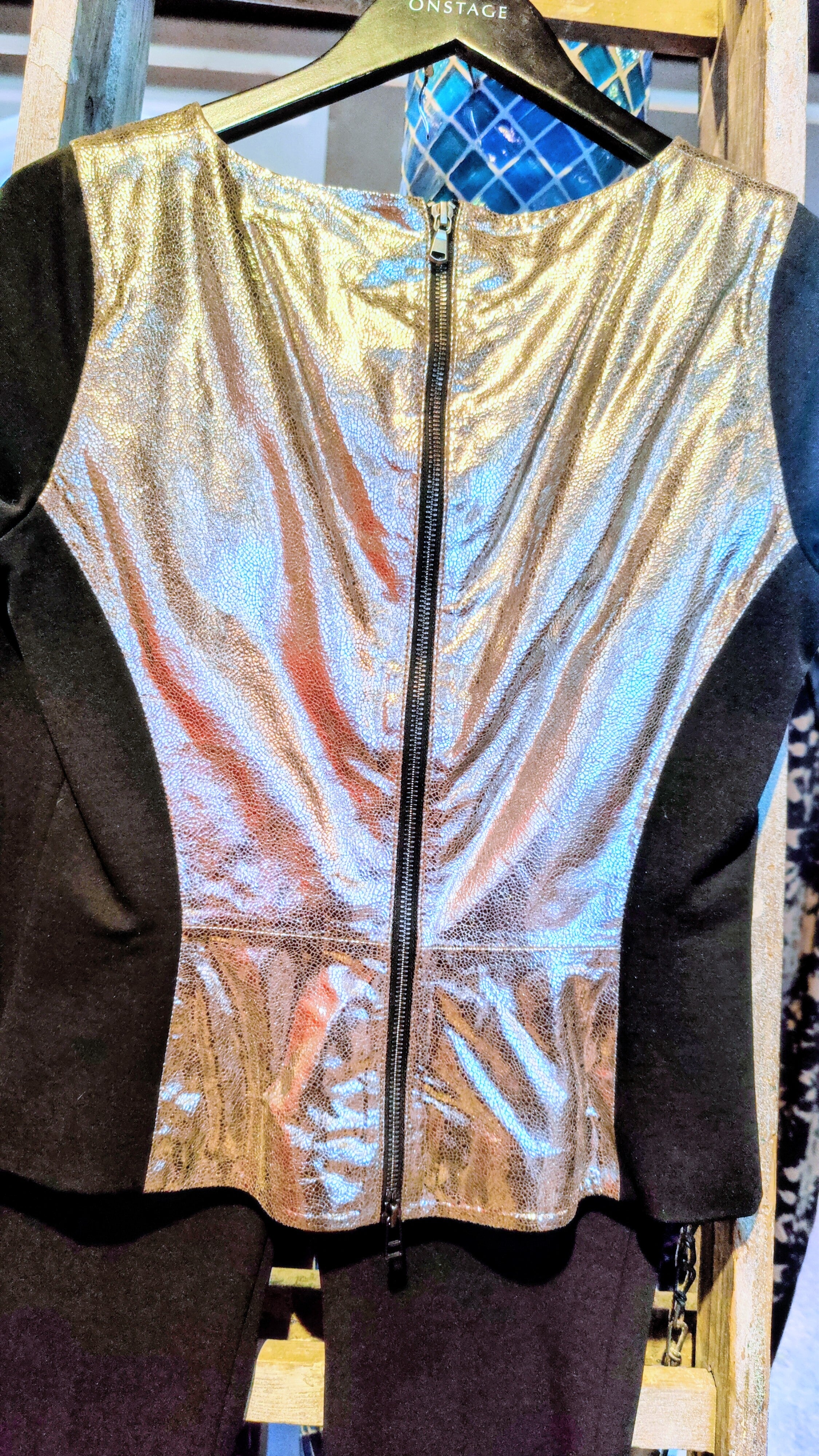 Elegant sort sæt med metallisk top – bukser(M) og top | Sæt til 500 kr.