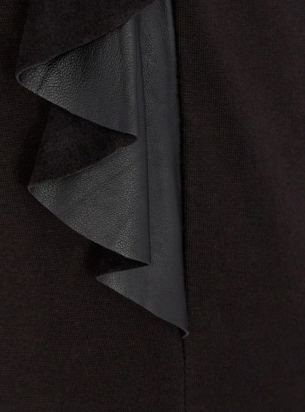 Sort cocktailkjole med skindflæse