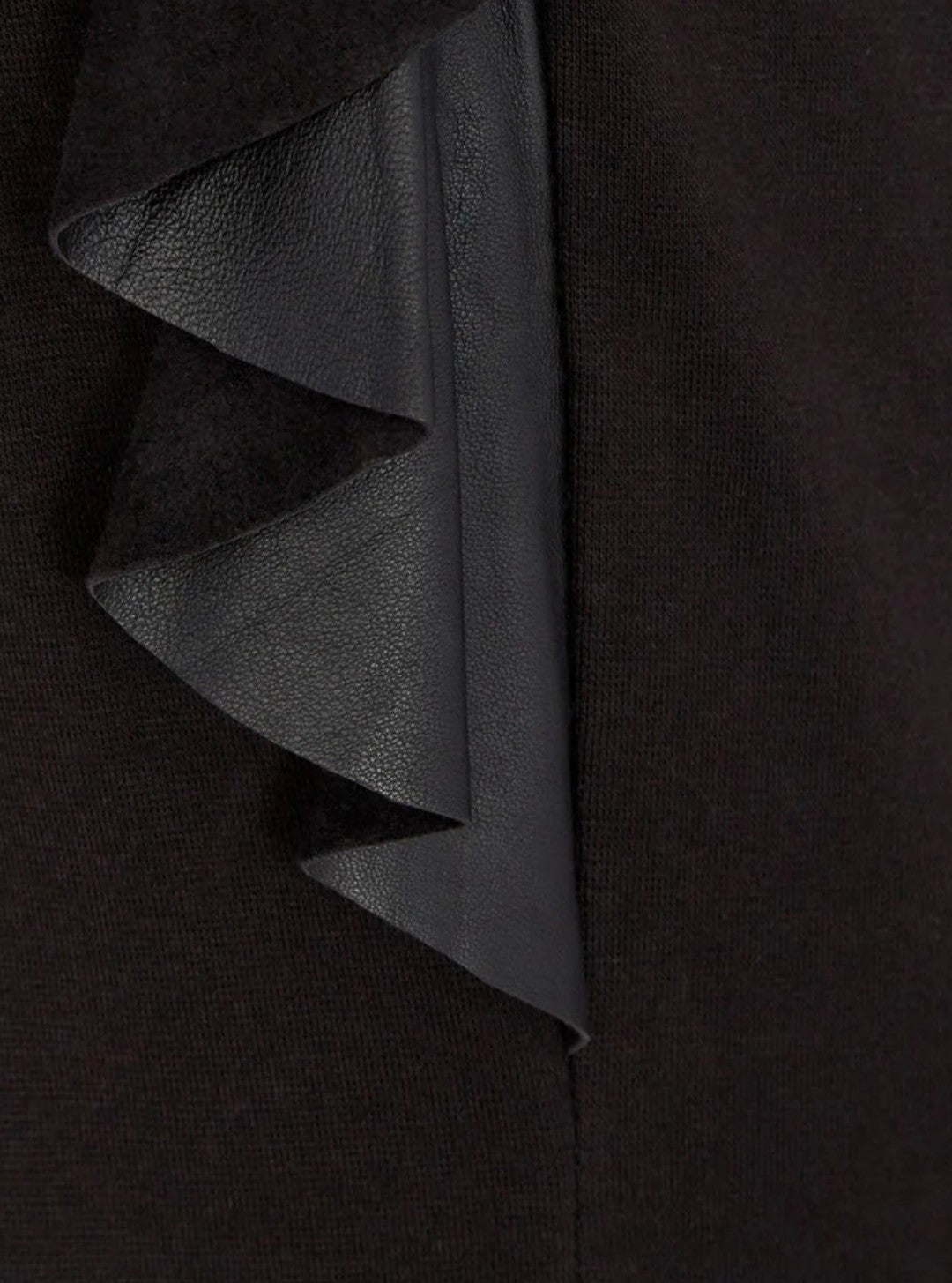 Sort cocktailkjole med skindflæse