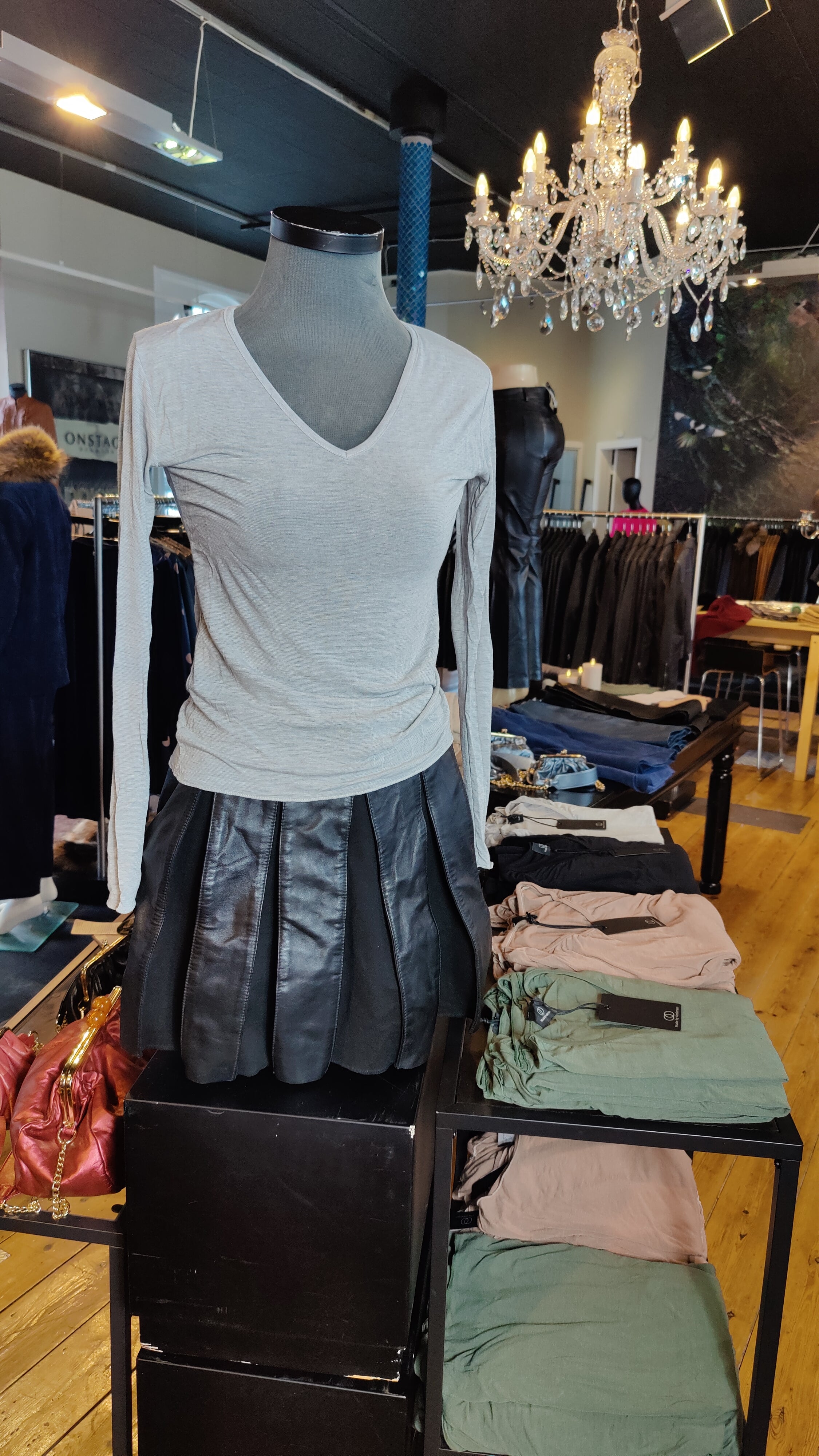 V-neck Basic Bluse, Grå, i Viscose Cashmere | Made by Andersen