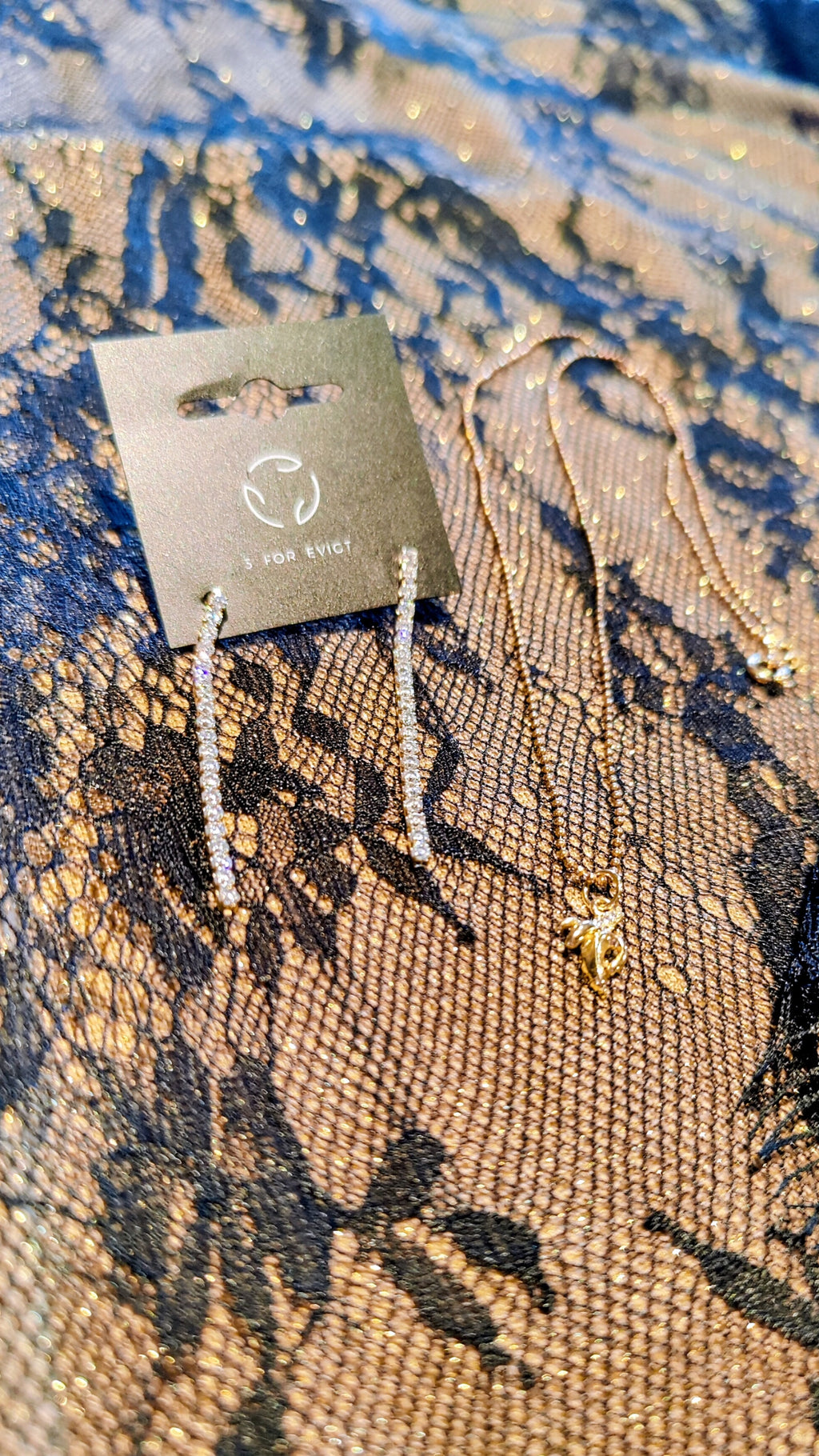 Elegant blondesæt med smykker og lammeskinds-clutch – komplet look til 500 kr.