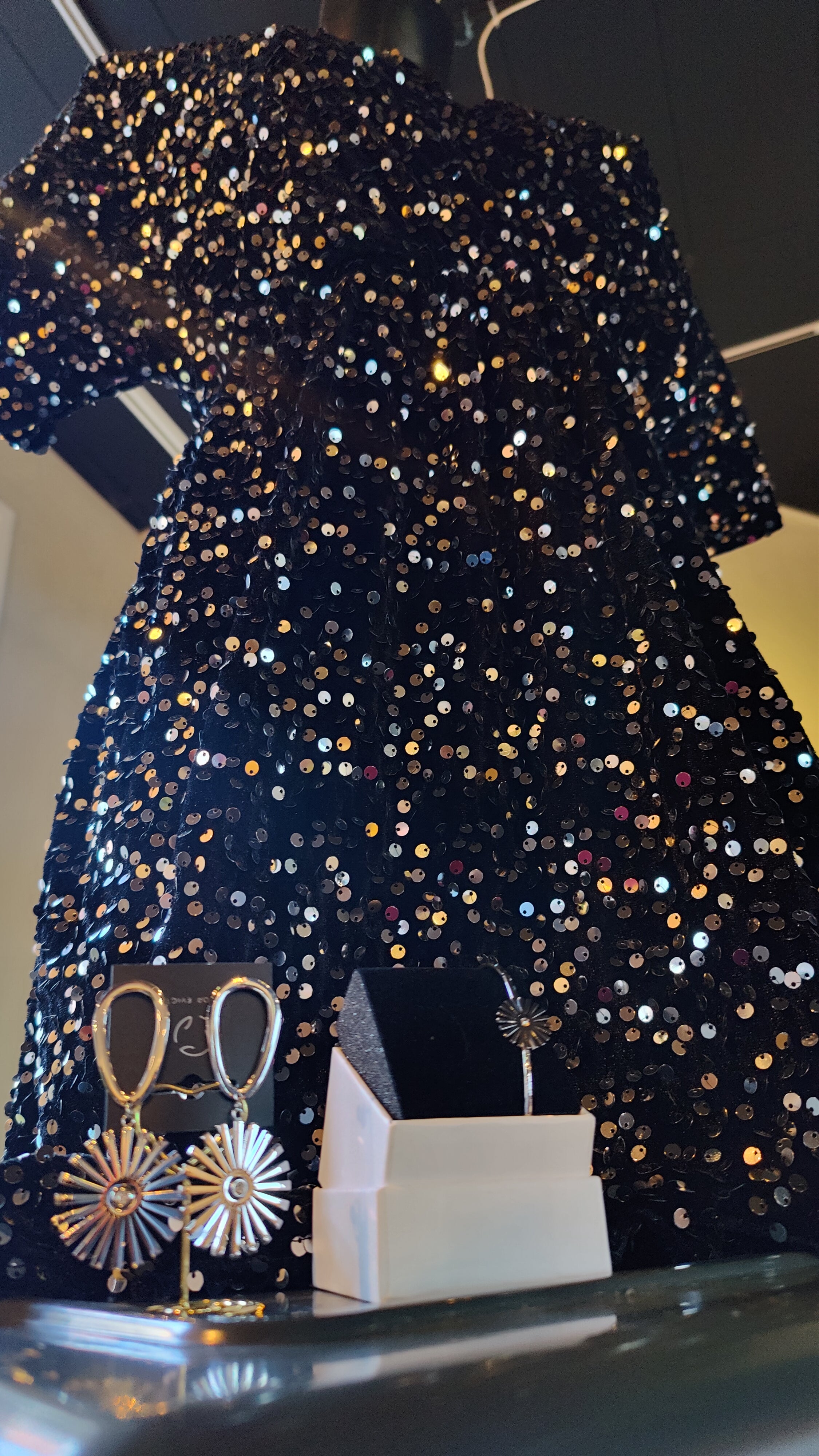 Midnight Glow – Palietkjole & Sunburst Smykkesæt