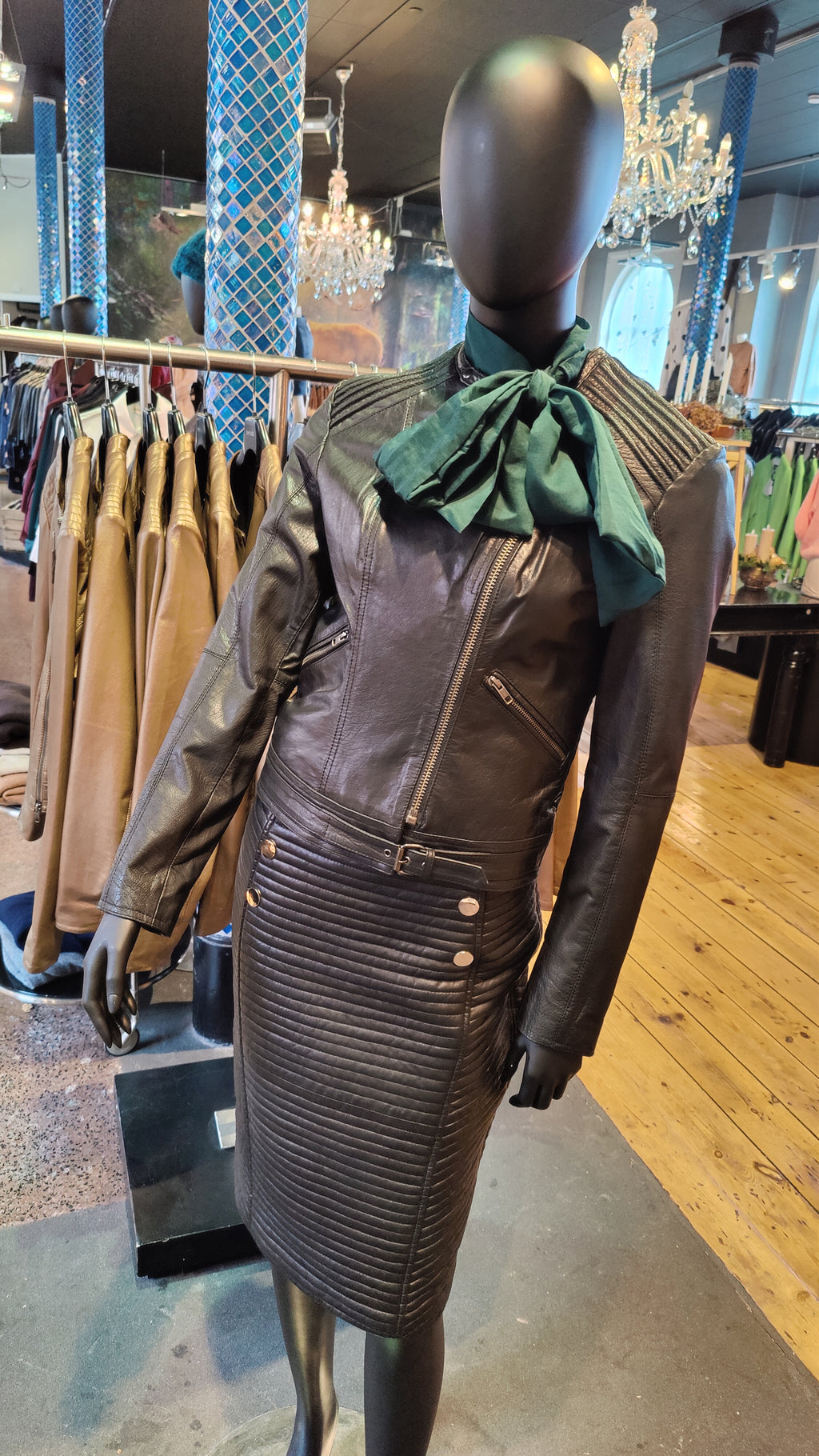 Sort biker skindjakke – quiltede detaljer