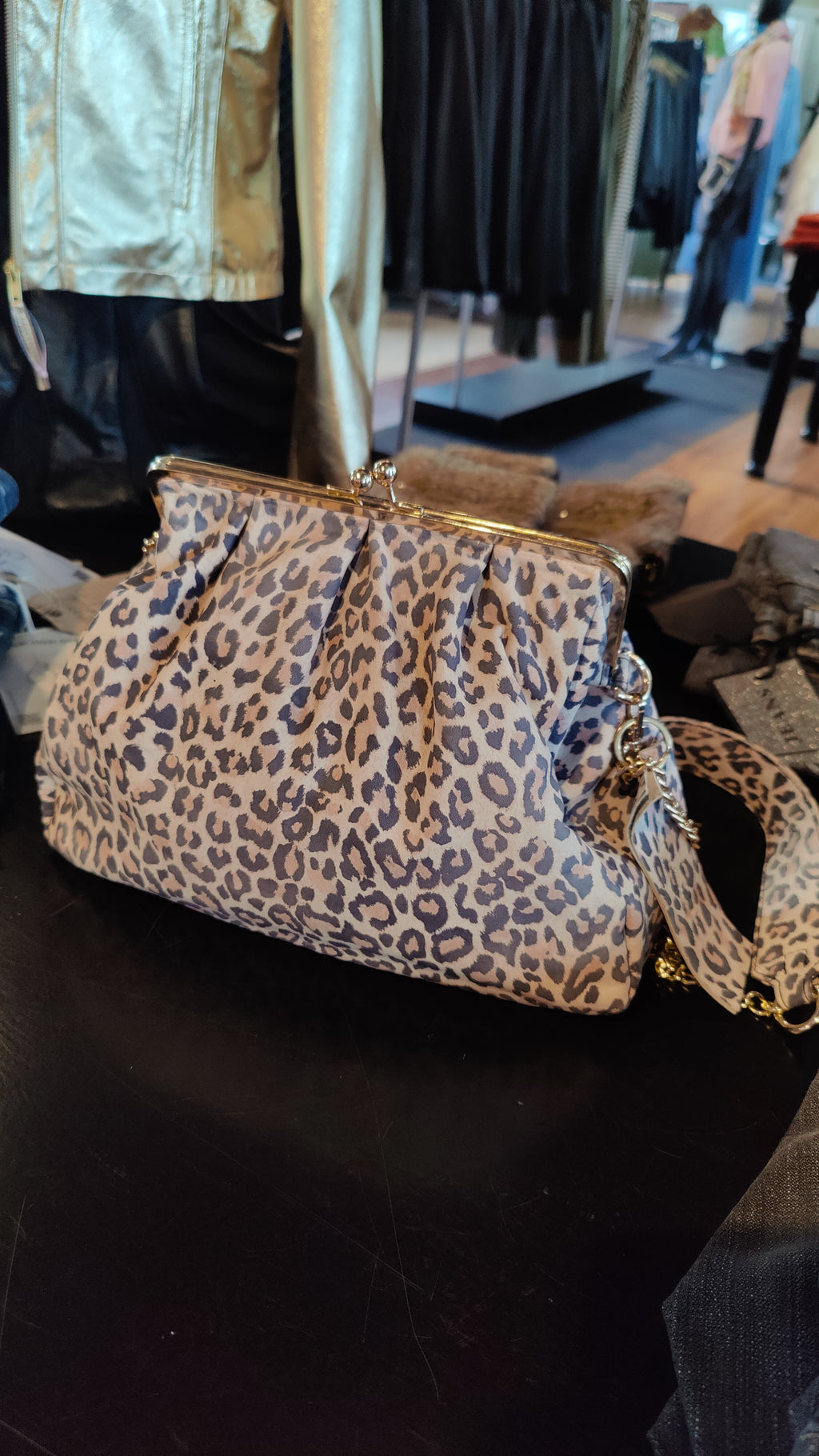 Leopard clutch i coated lammeskind med kæderem – OnStage