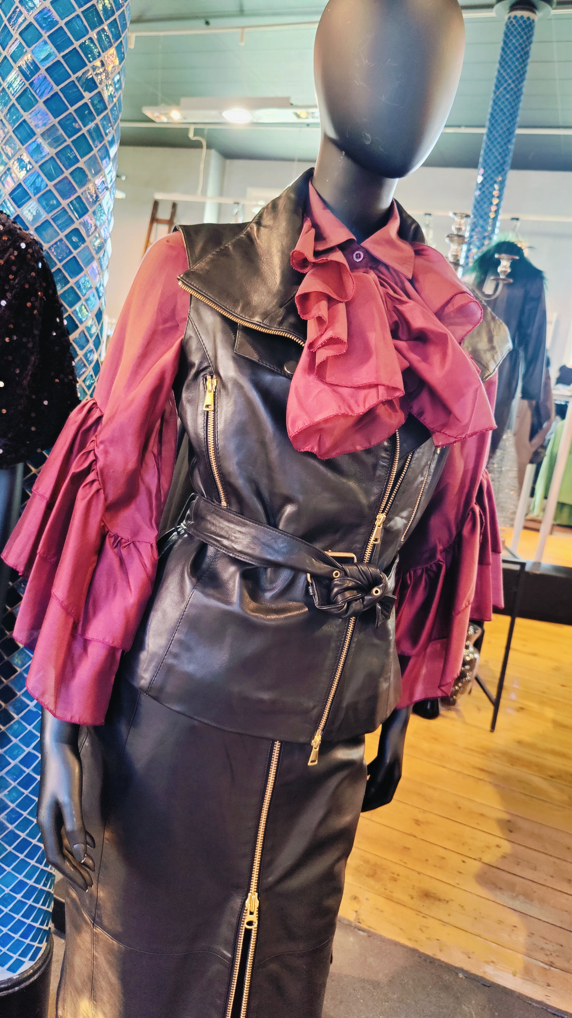 ONSTAGE eksklusivt lammeskindsæt – nederdel, vest & skjorte | Sætpris