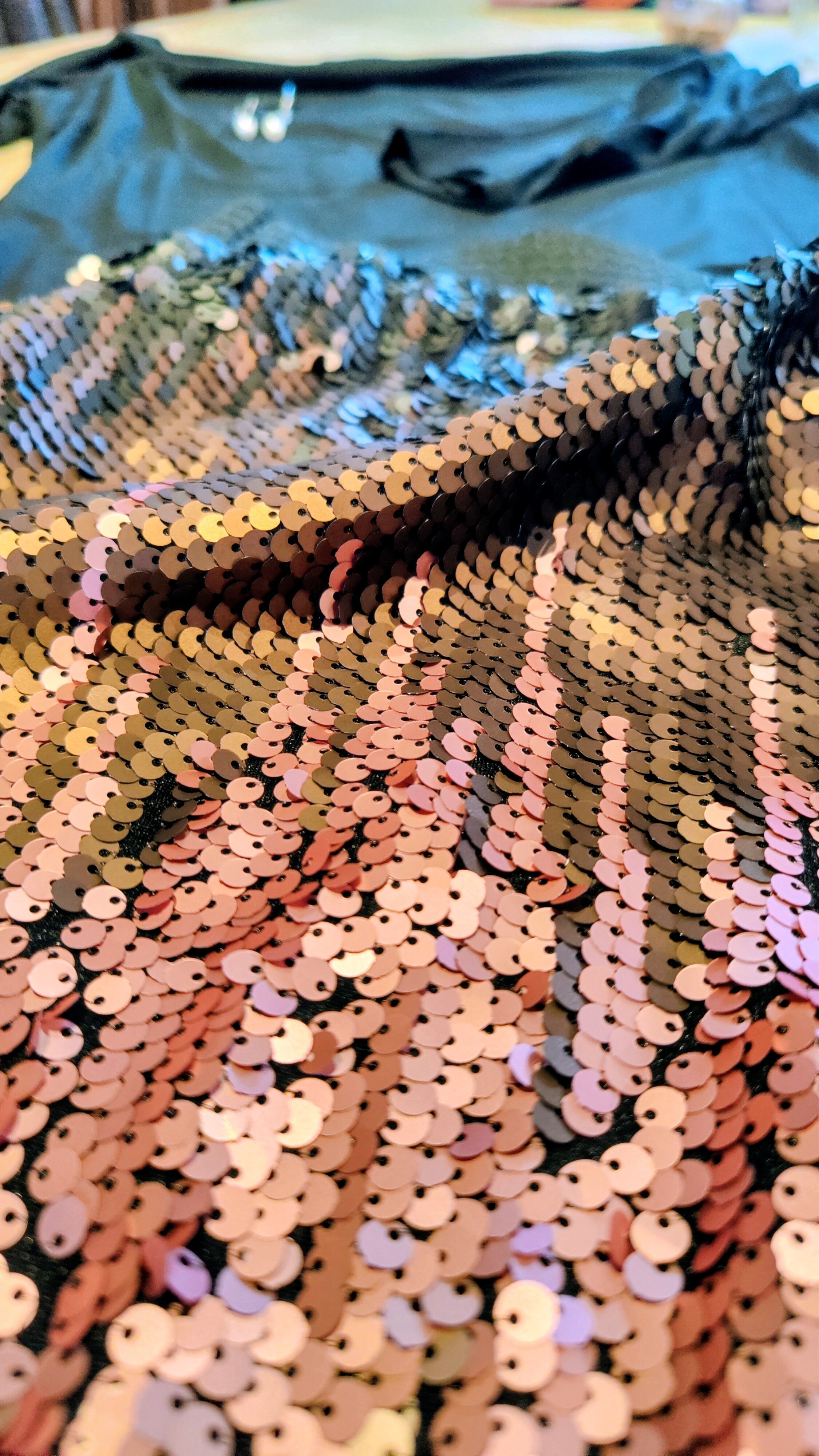 Sæt med pailletnederdel, blød bådhalsbluse(L) og øreringe | Onstage & Made By Andersen – 500 kr.