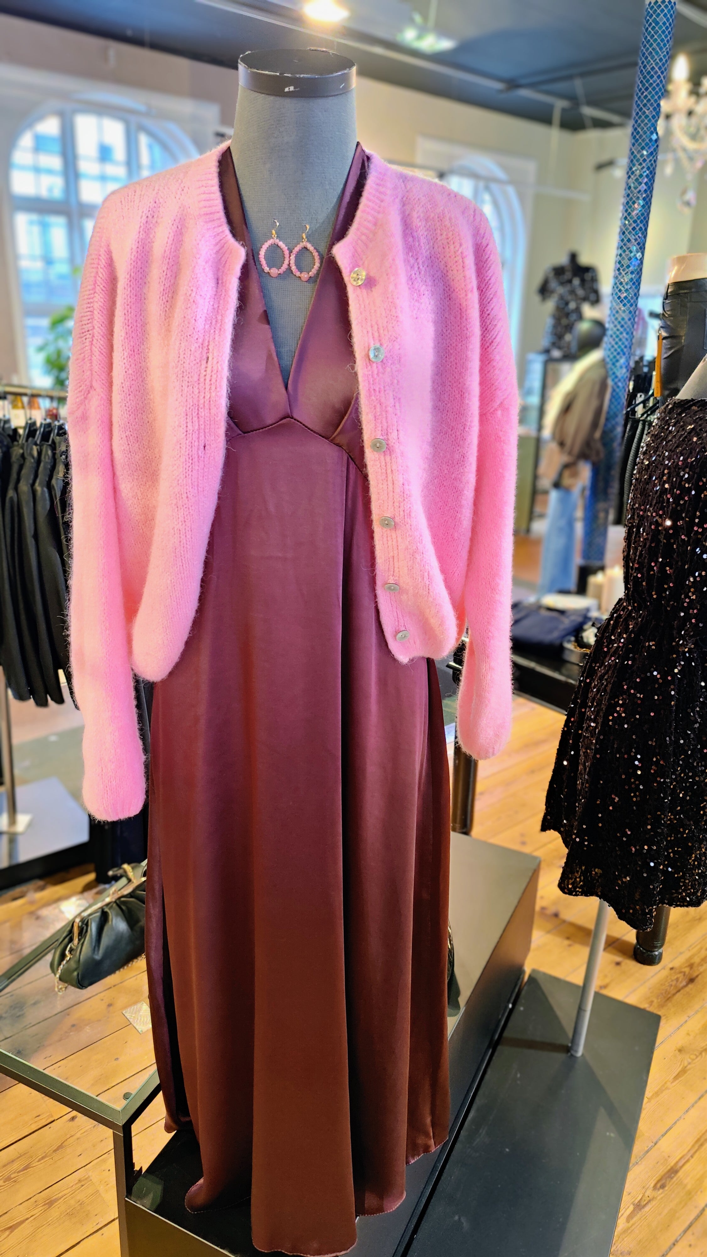 Sæt med satinkjole, strik & håndlavede jadeøreringe – spar 698 kr.