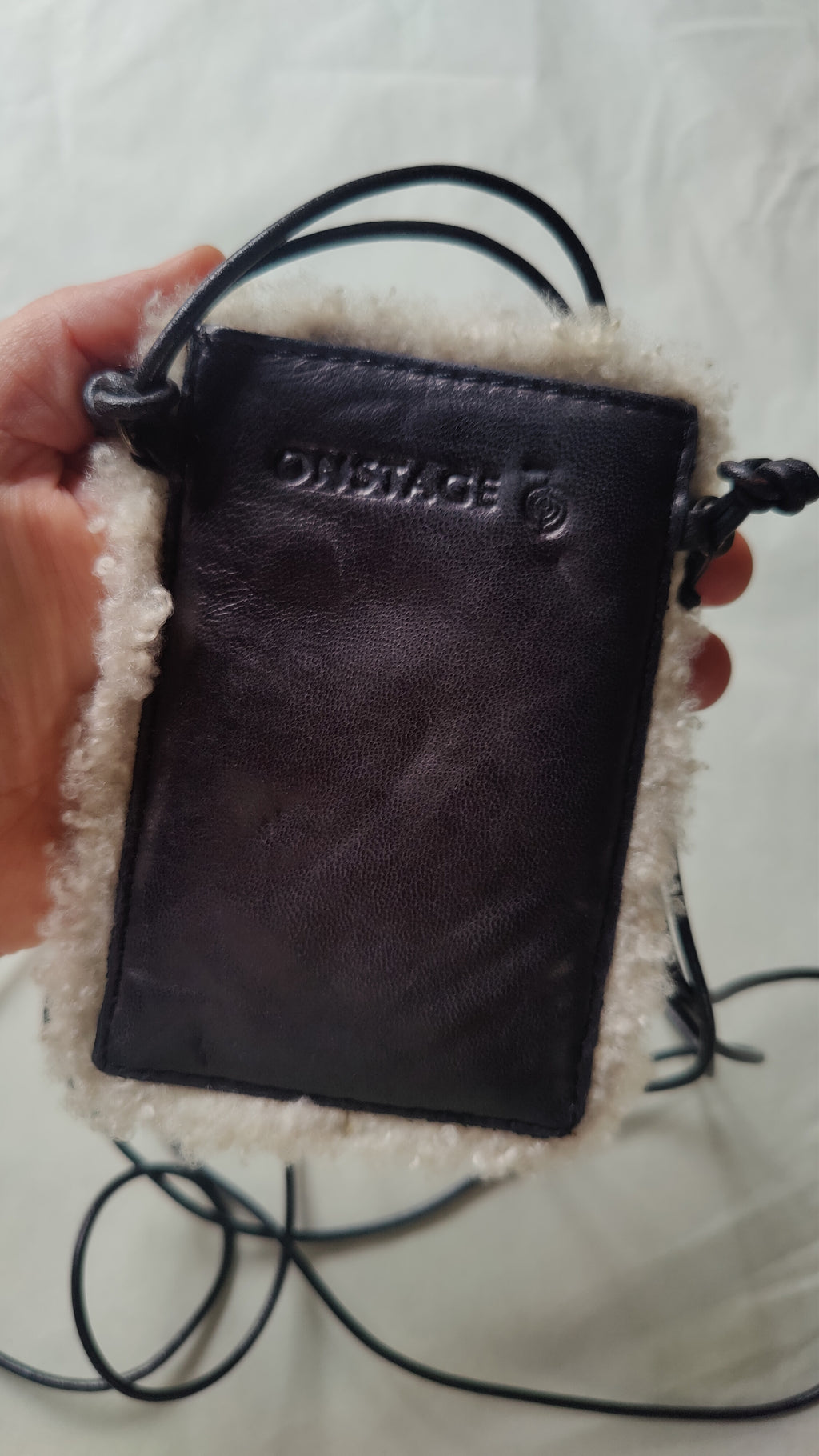 Lille rå crossbody-taske i lammeskind og fåreuld – OnStage