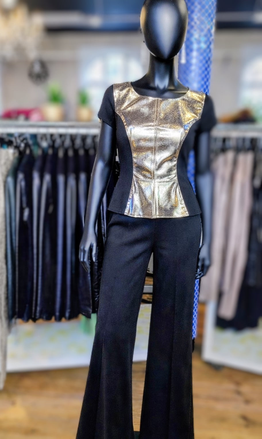 Elegant sort sæt med metallisk top – bukser(M) og top | Sæt til 500 kr.