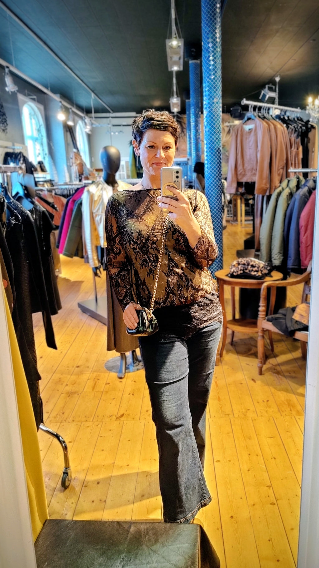 Elegant blondesæt med smykker og lammeskinds-clutch – komplet look til 500 kr.