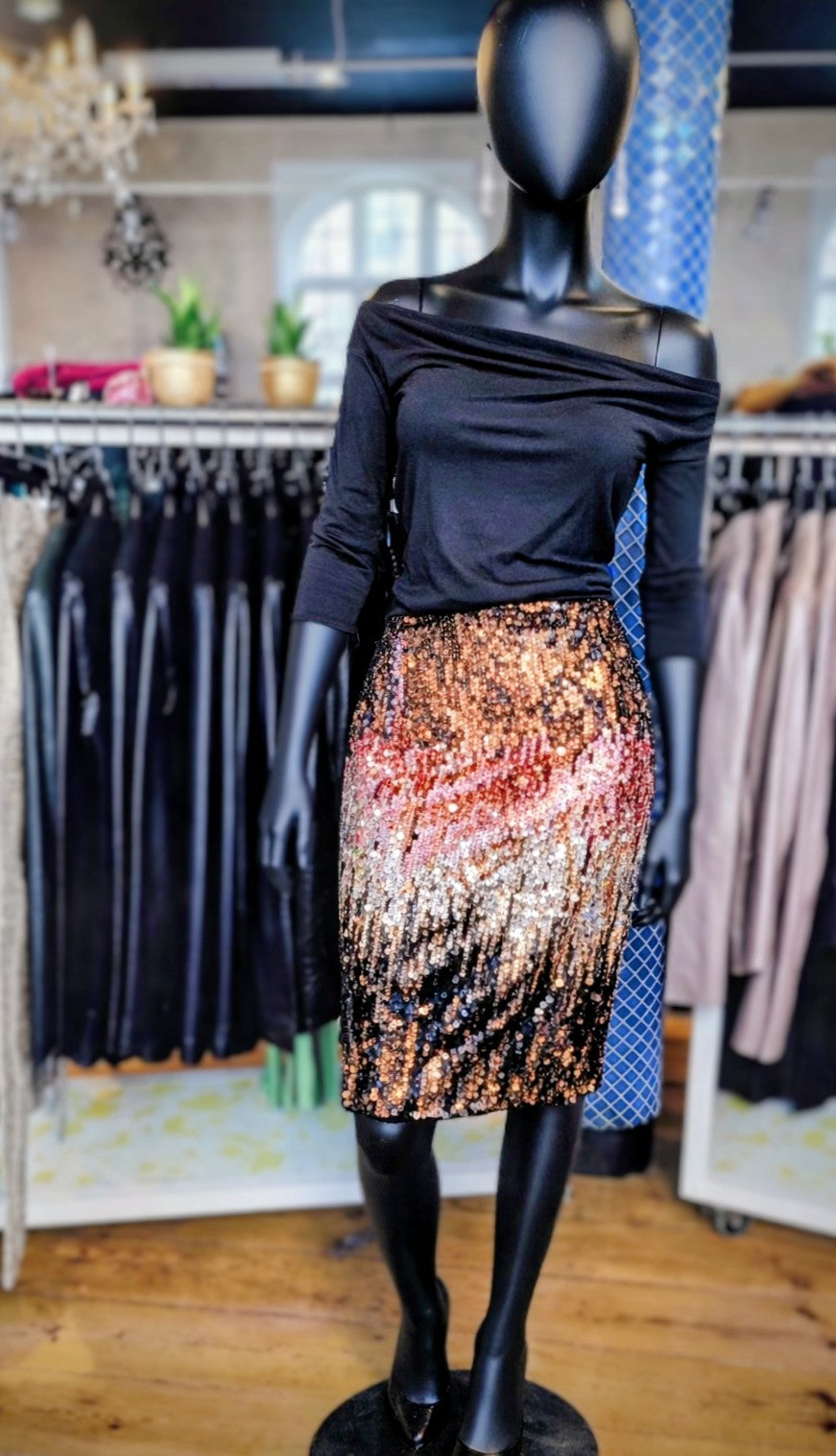 Sæt med pailletnederdel, blød bådhalsbluse(S) og øreringe | Onstage & Made By Andersen – 500 kr.