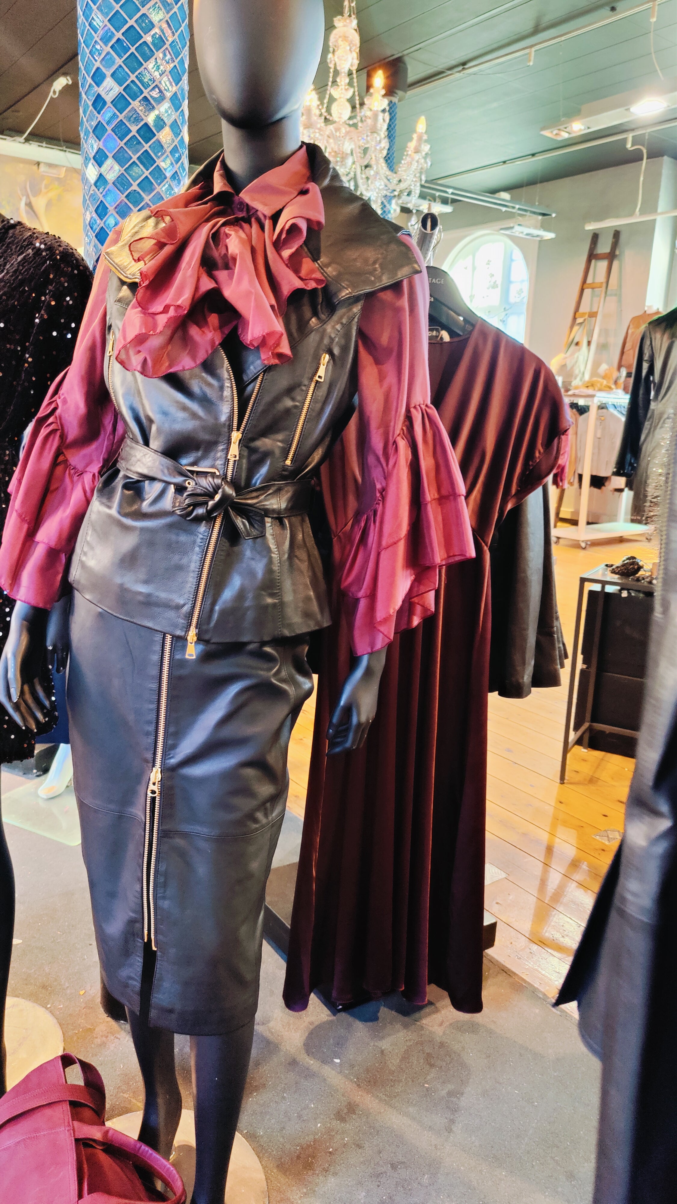 ONSTAGE eksklusivt lammeskindsæt – nederdel, vest & skjorte | Sætpris