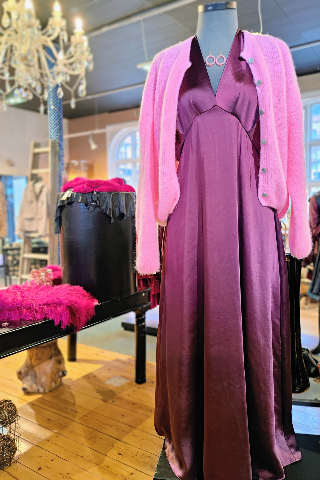 Sæt med satinkjole, strik & håndlavede jadeøreringe – spar 698 kr.