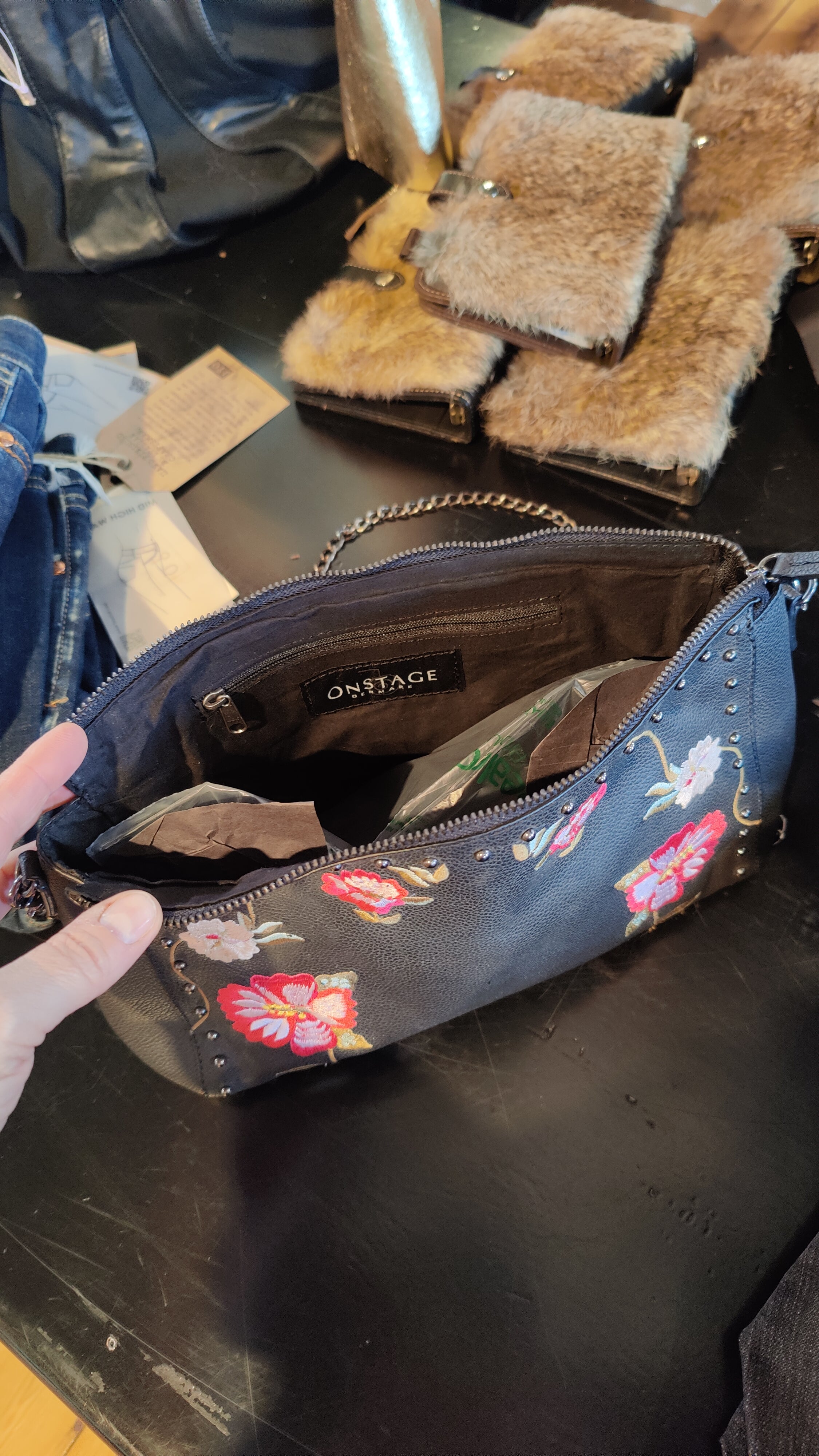 Sort skindclutch med broderede blomster – OnStage