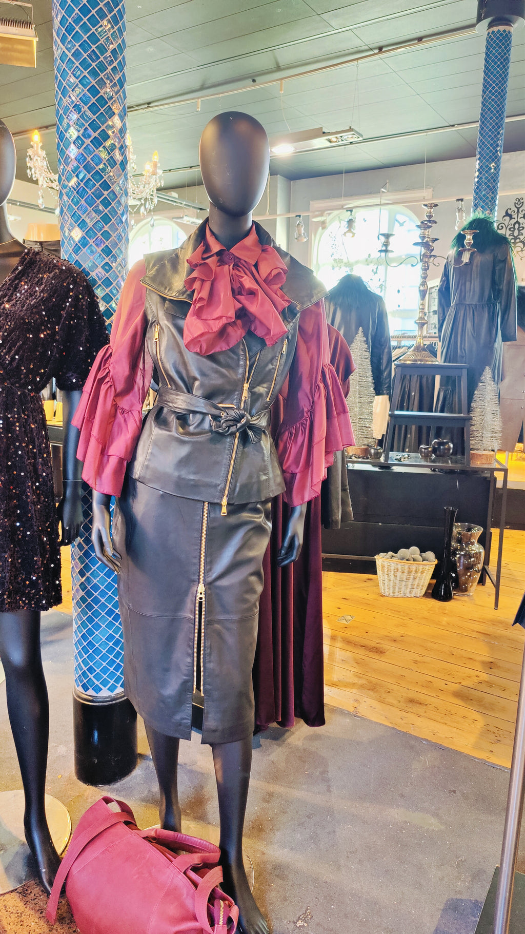 ONSTAGE eksklusivt lammeskindsæt – nederdel, vest & skjorte | Sætpris