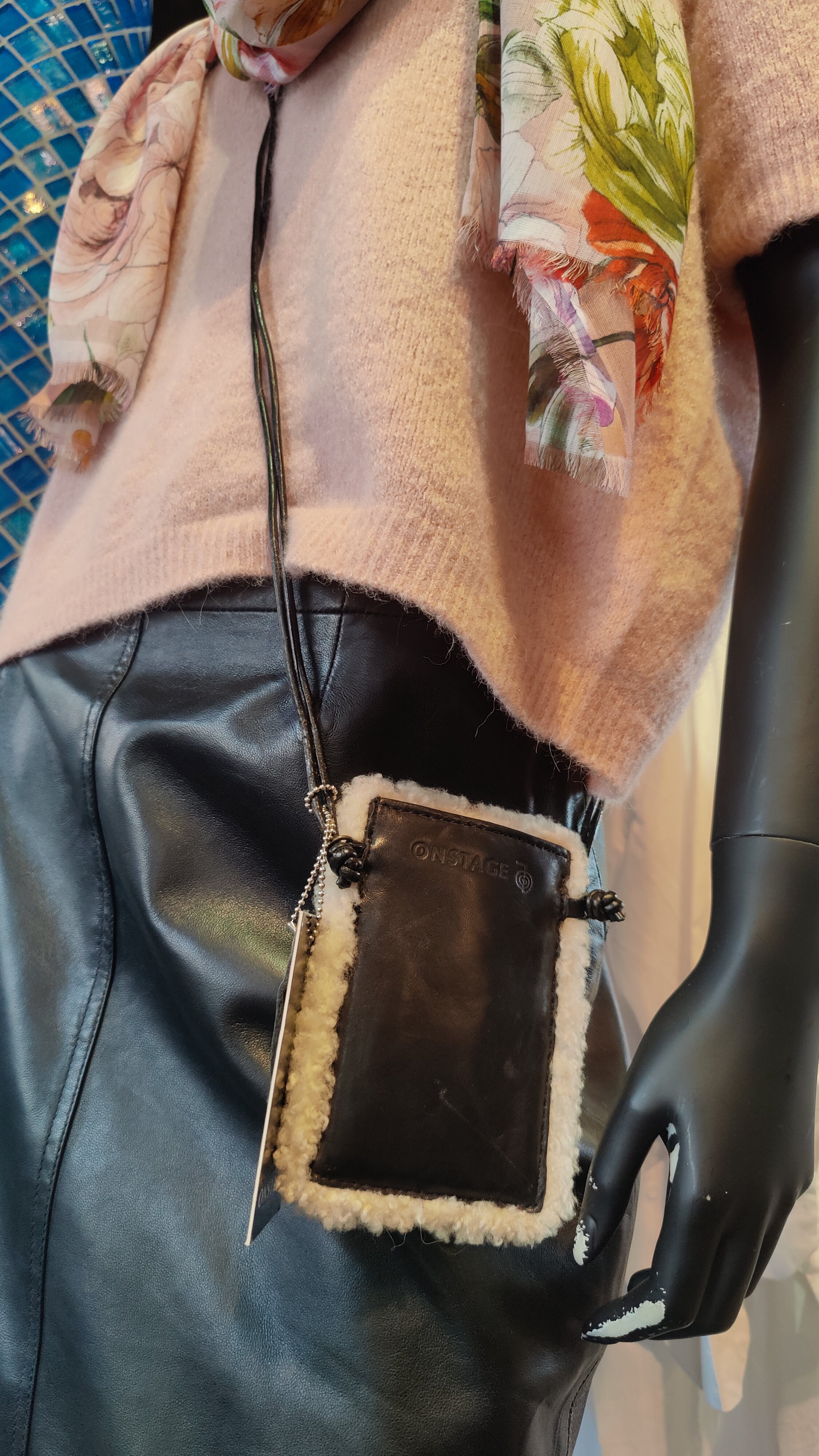 Lille rå crossbody-taske i lammeskind og fåreuld – OnStage