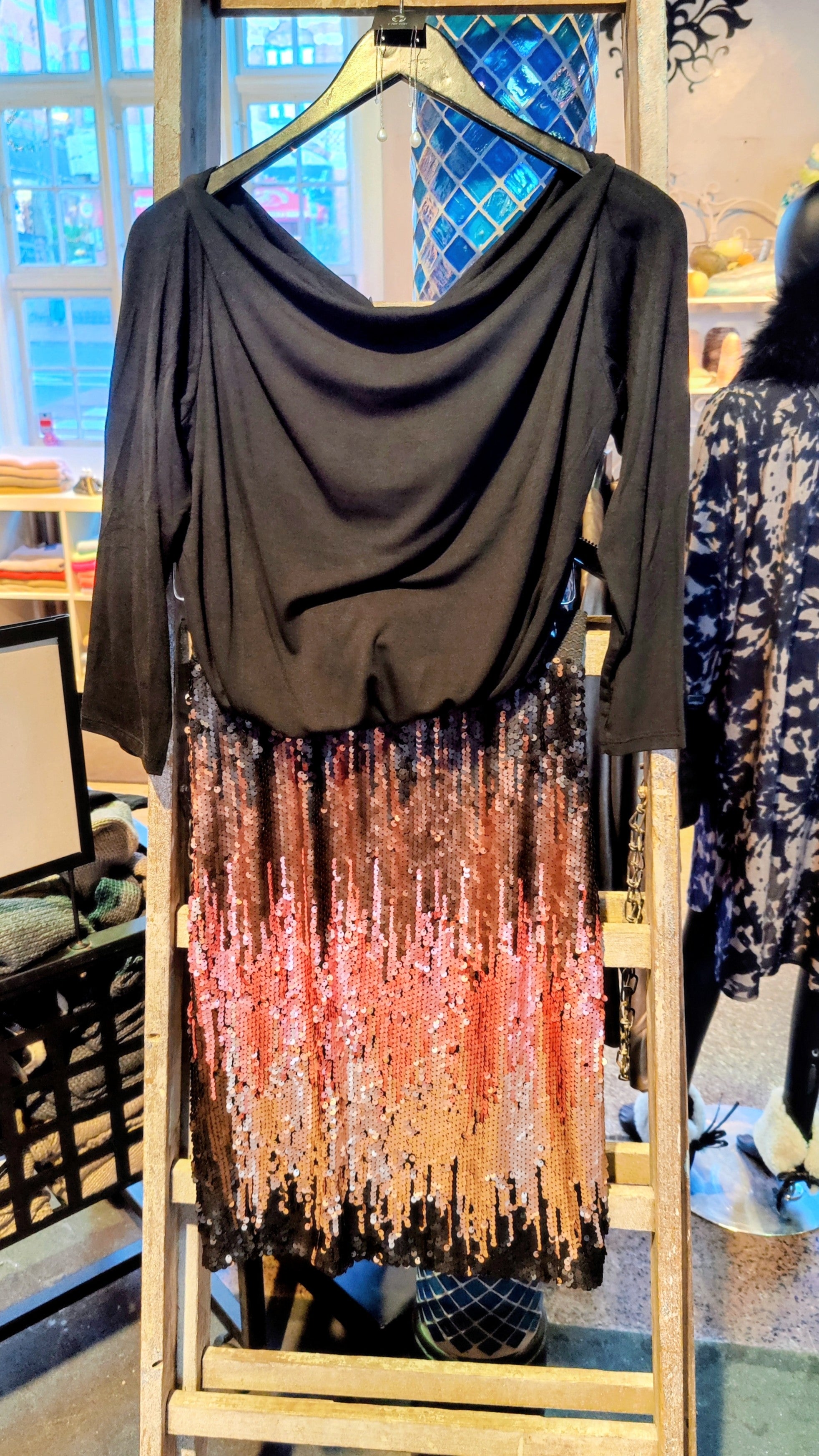 Sæt med pailletnederdel, blød bådhalsbluse(L) og øreringe | Onstage & Made By Andersen – 500 kr.