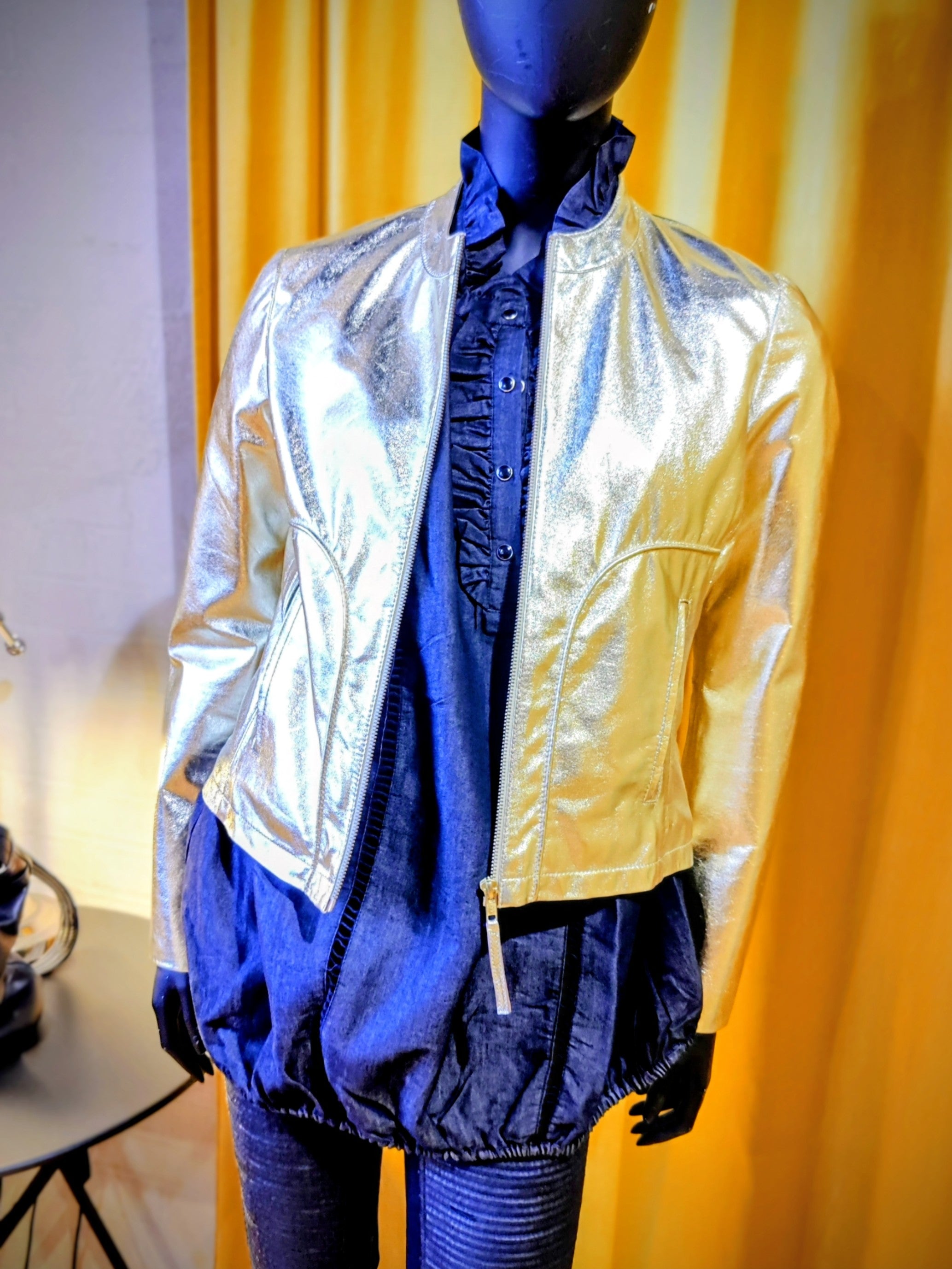 Guldfarvet metallic statementjakke | Onstage