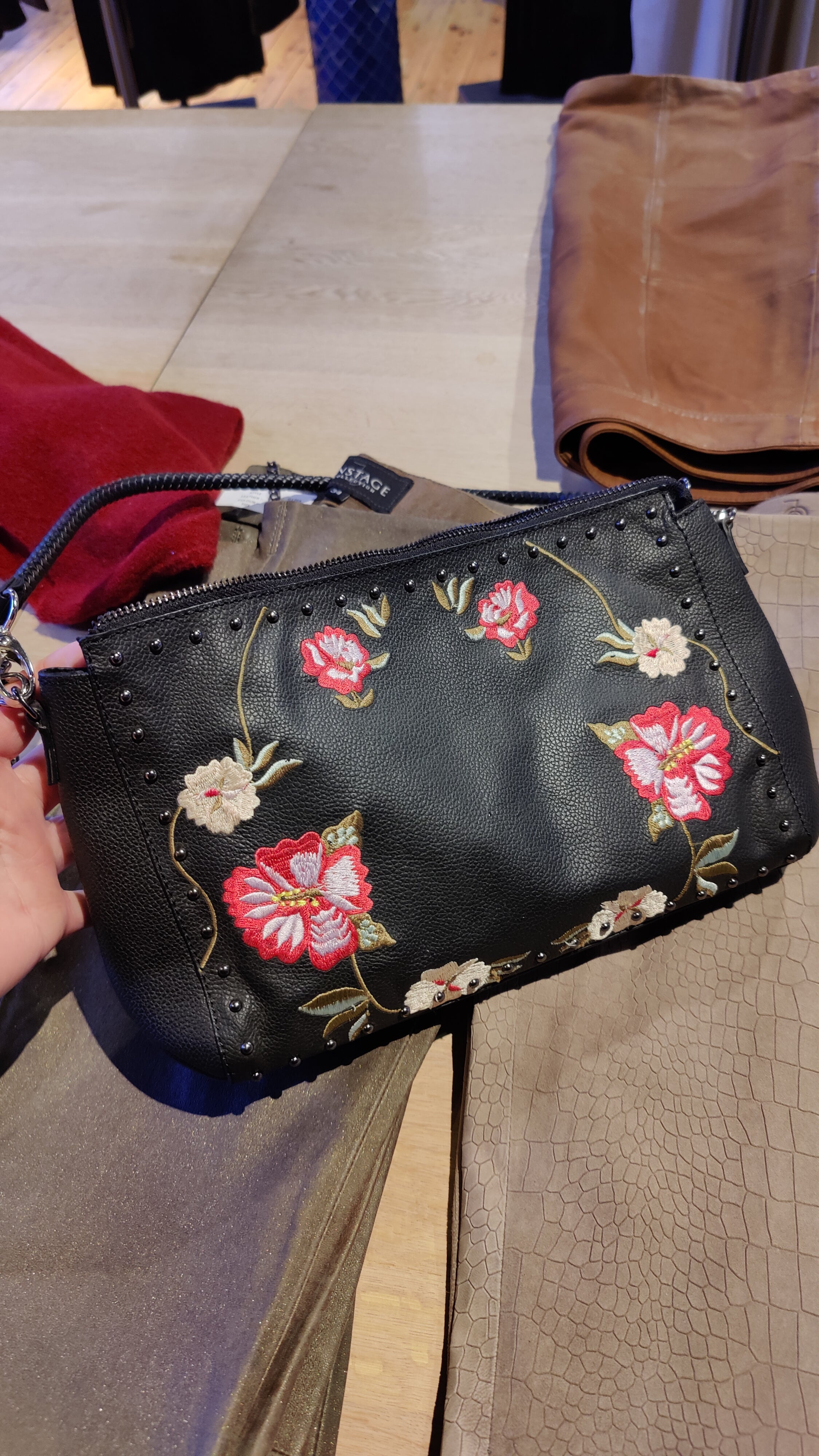 Sort skindclutch med broderede blomster – OnStage