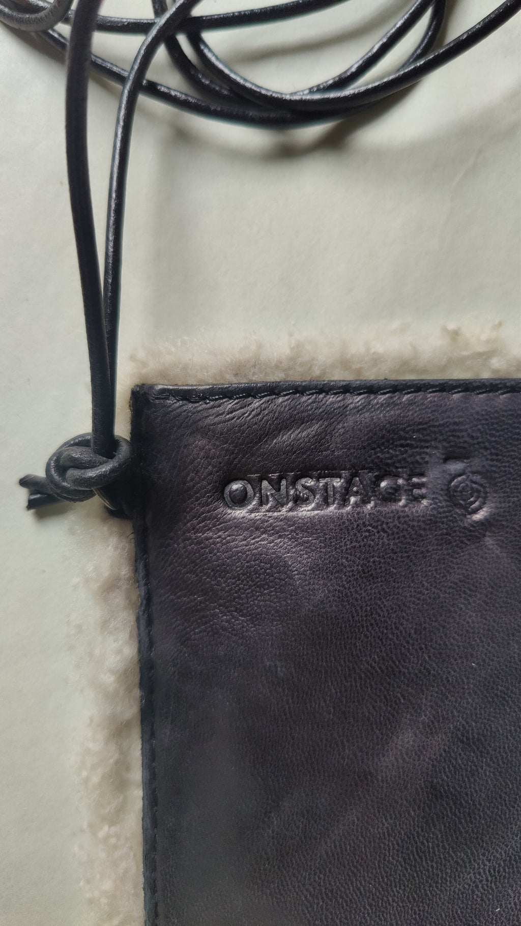 Lille rå crossbody-taske i lammeskind og fåreuld – OnStage