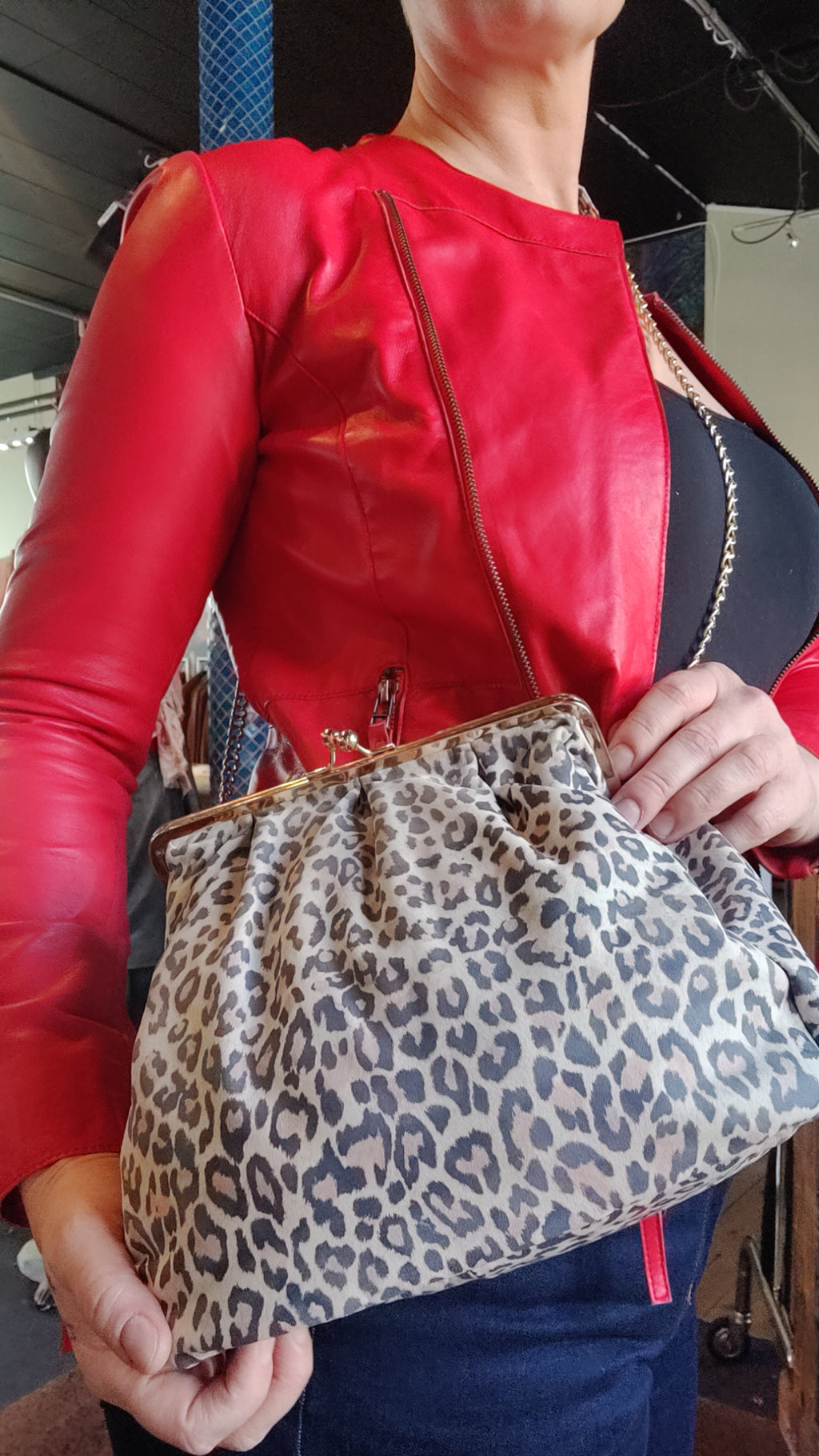 Leopard clutch i coated lammeskind med kæderem – OnStage