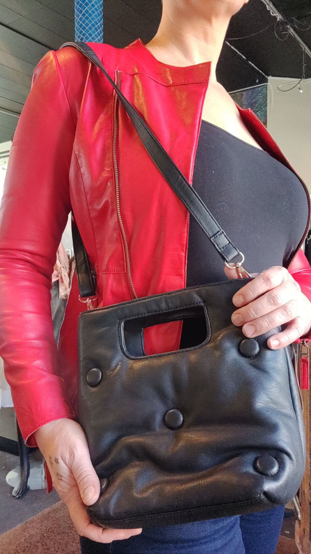Sort crossbody taske i blødt skind med puf-detaljer