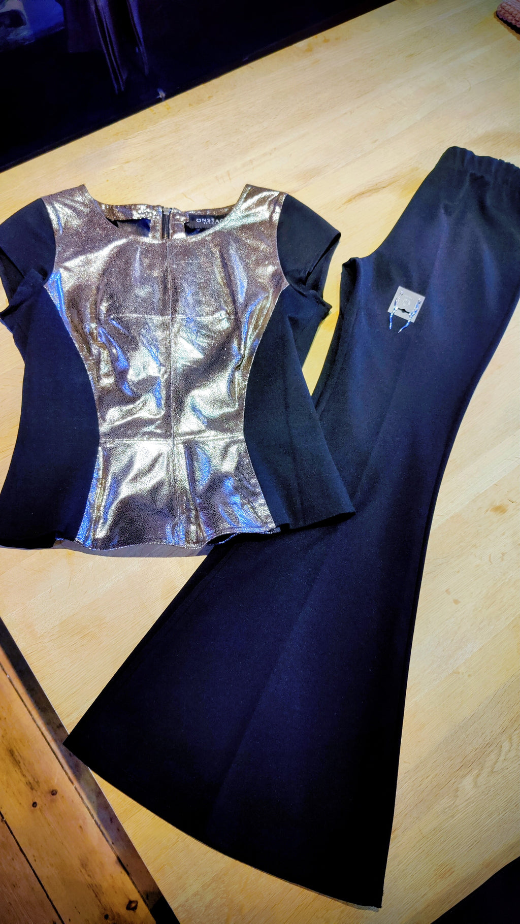 Elegant sort sæt med metallisk top – bukser(M) og top | Sæt til 500 kr.