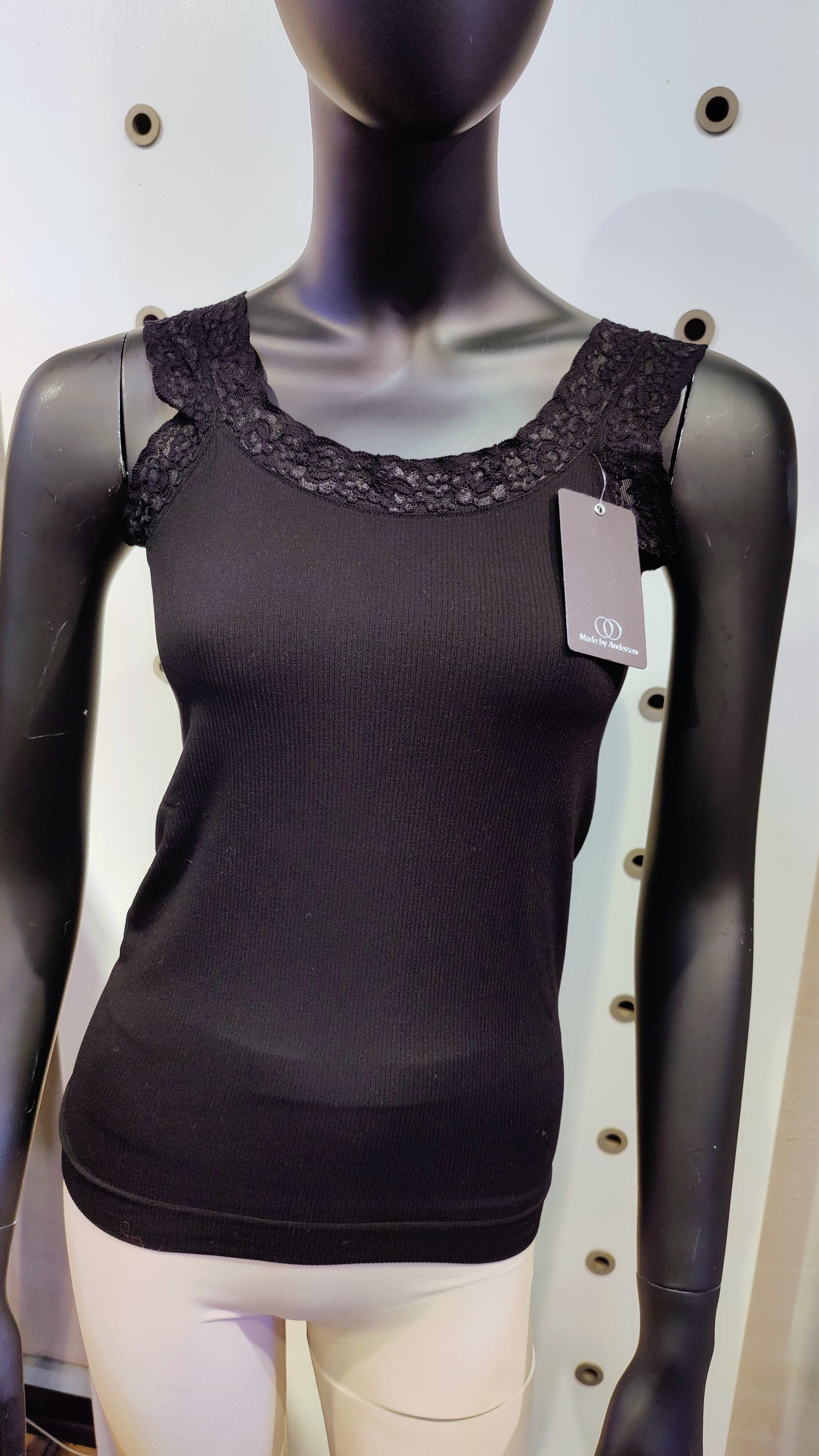 Made by Andersen blondetop – sømløs basis med blonder | Sort