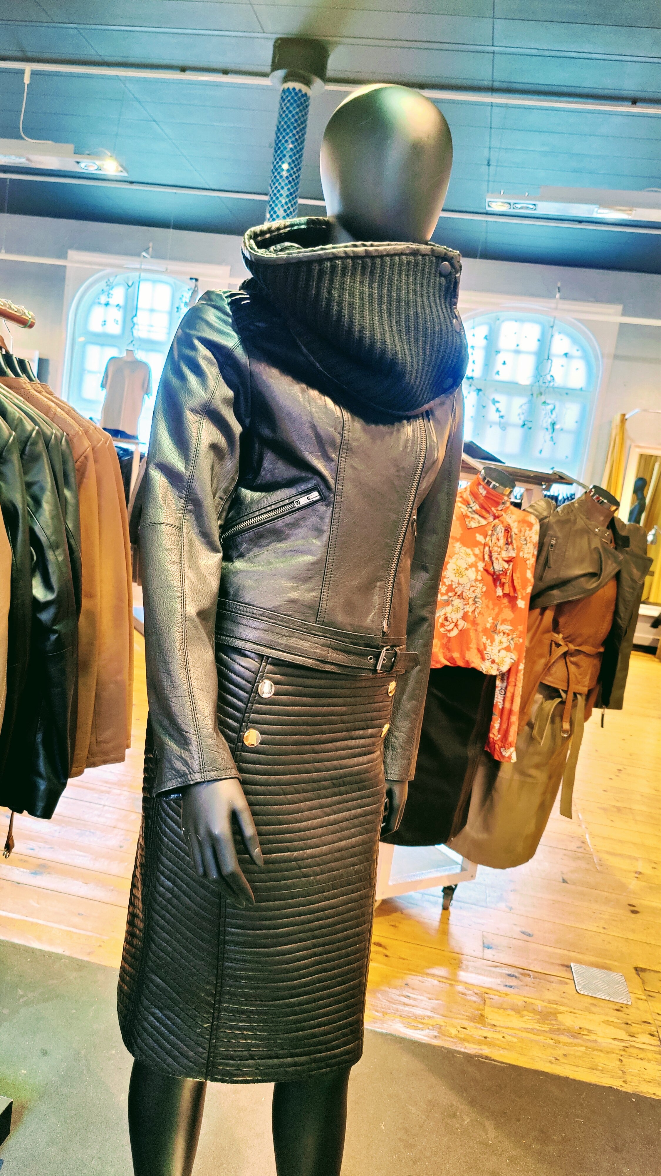 Sort quiltet nederdel - Onstage