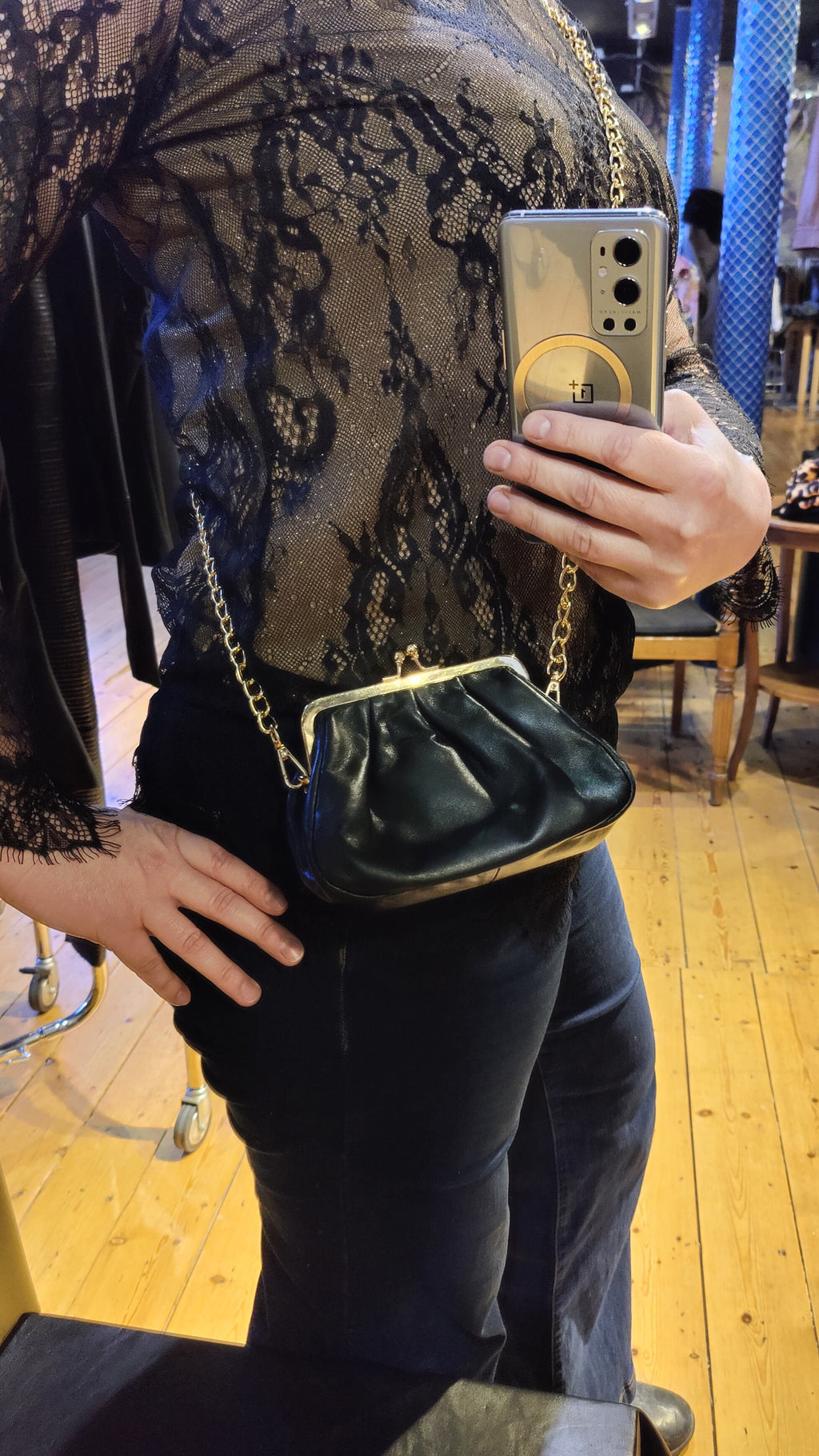 Elegant blondesæt med smykker og lammeskinds-clutch – komplet look til 500 kr.
