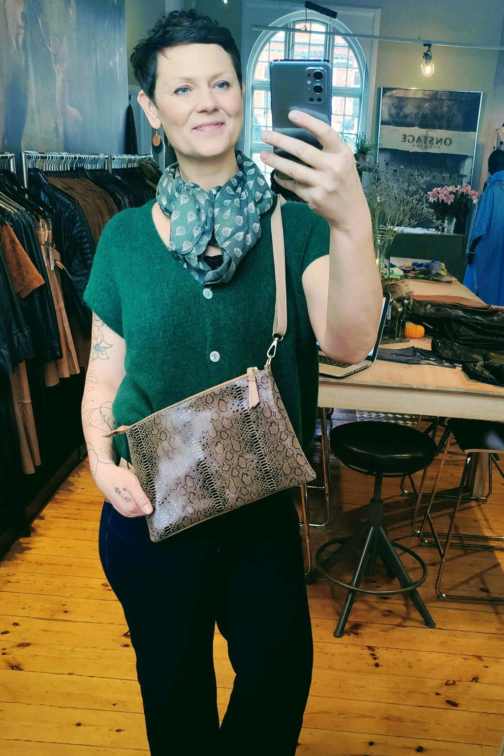 Skuldertaske i præget lammeskind – Snakeprint