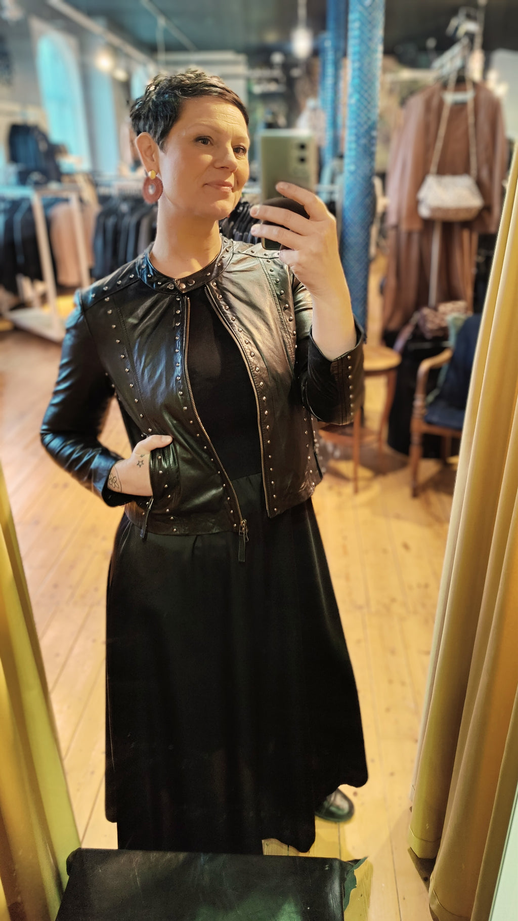 Skindjakke med nitter – Sort biker/statement jakke.