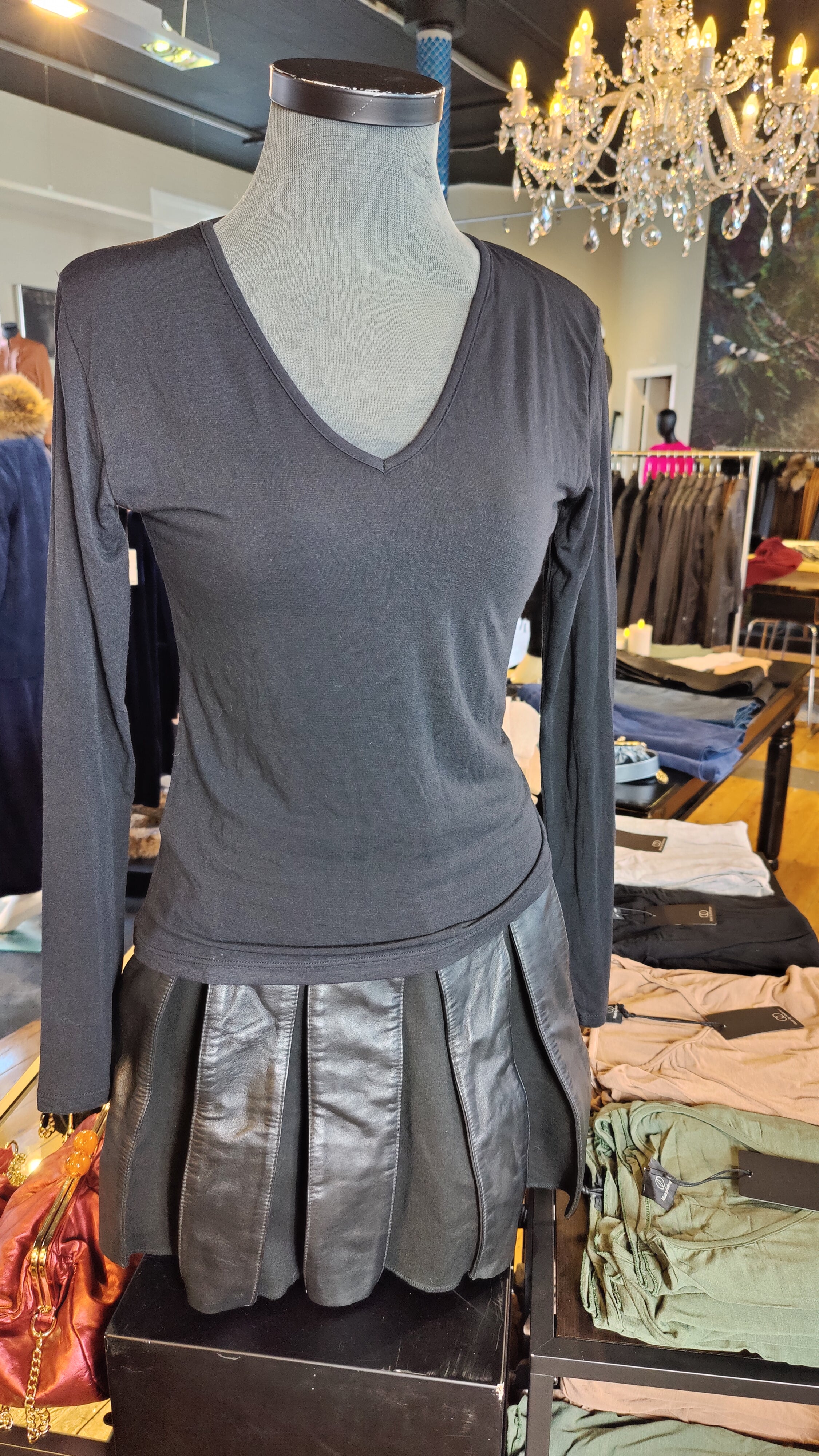 V-neck Basic Bluse, Sort, i Viscose Cashmere | Made by Andersen