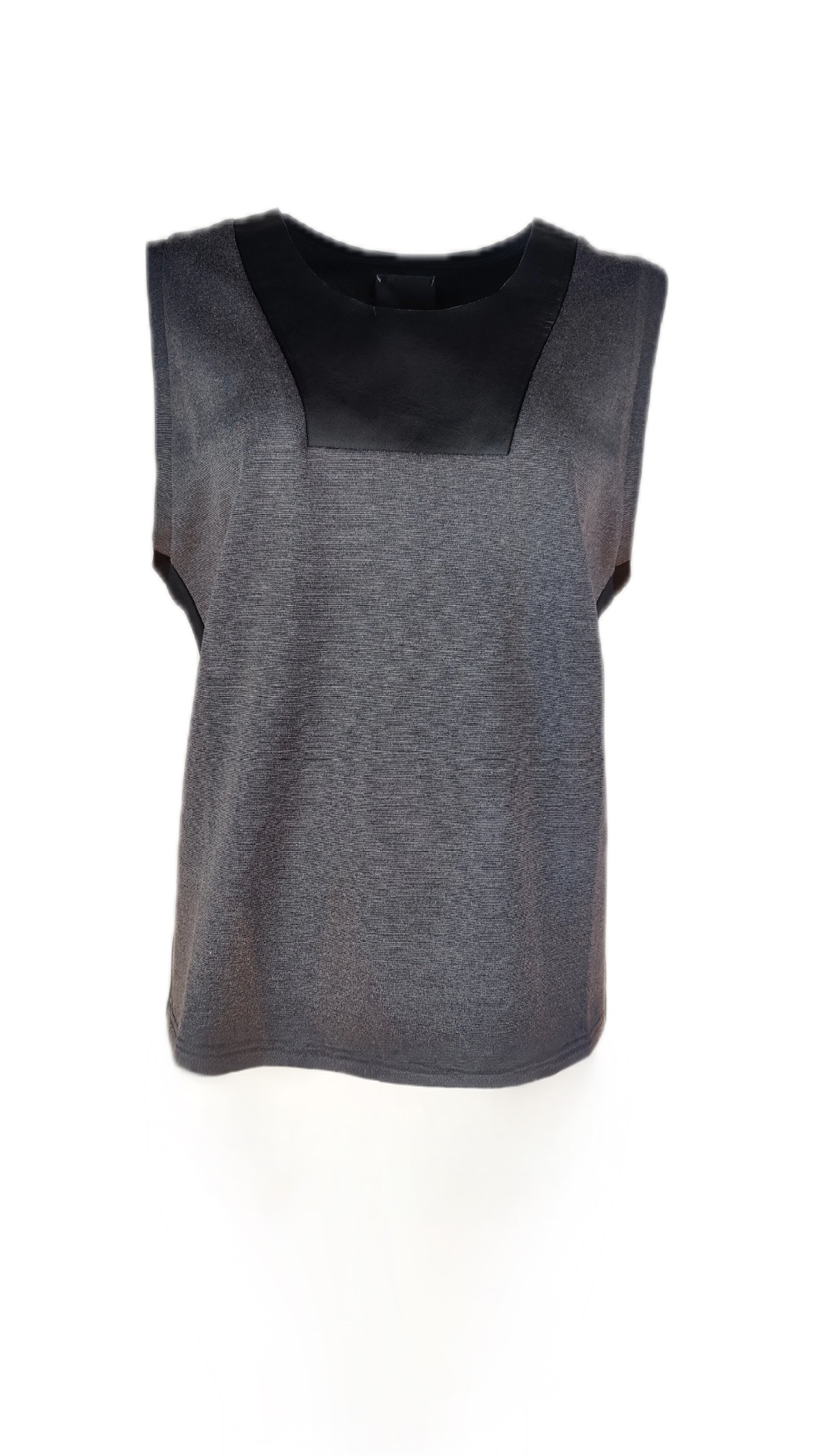 Top i Grå med Sort Detalje