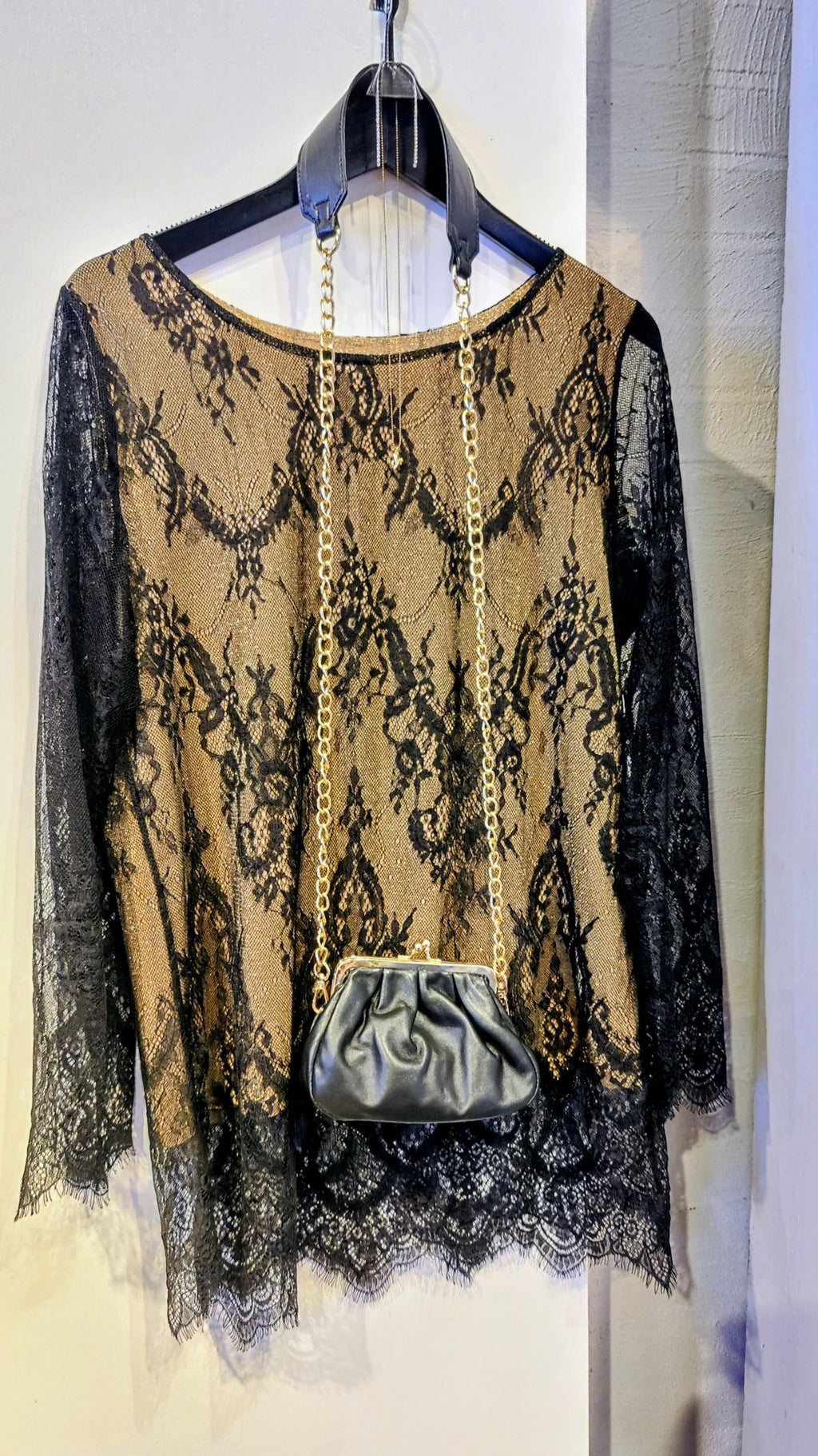 Elegant blondesæt med smykker og lammeskinds-clutch – komplet look til 500 kr.