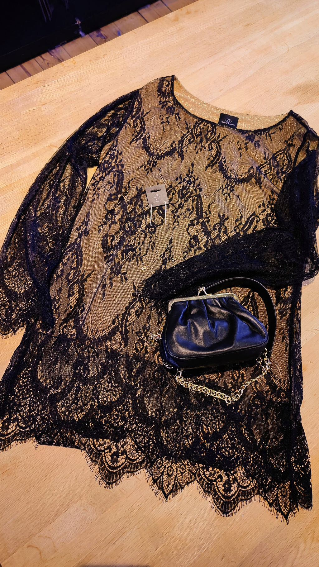 Elegant blondesæt med smykker og lammeskinds-clutch – komplet look til 500 kr.