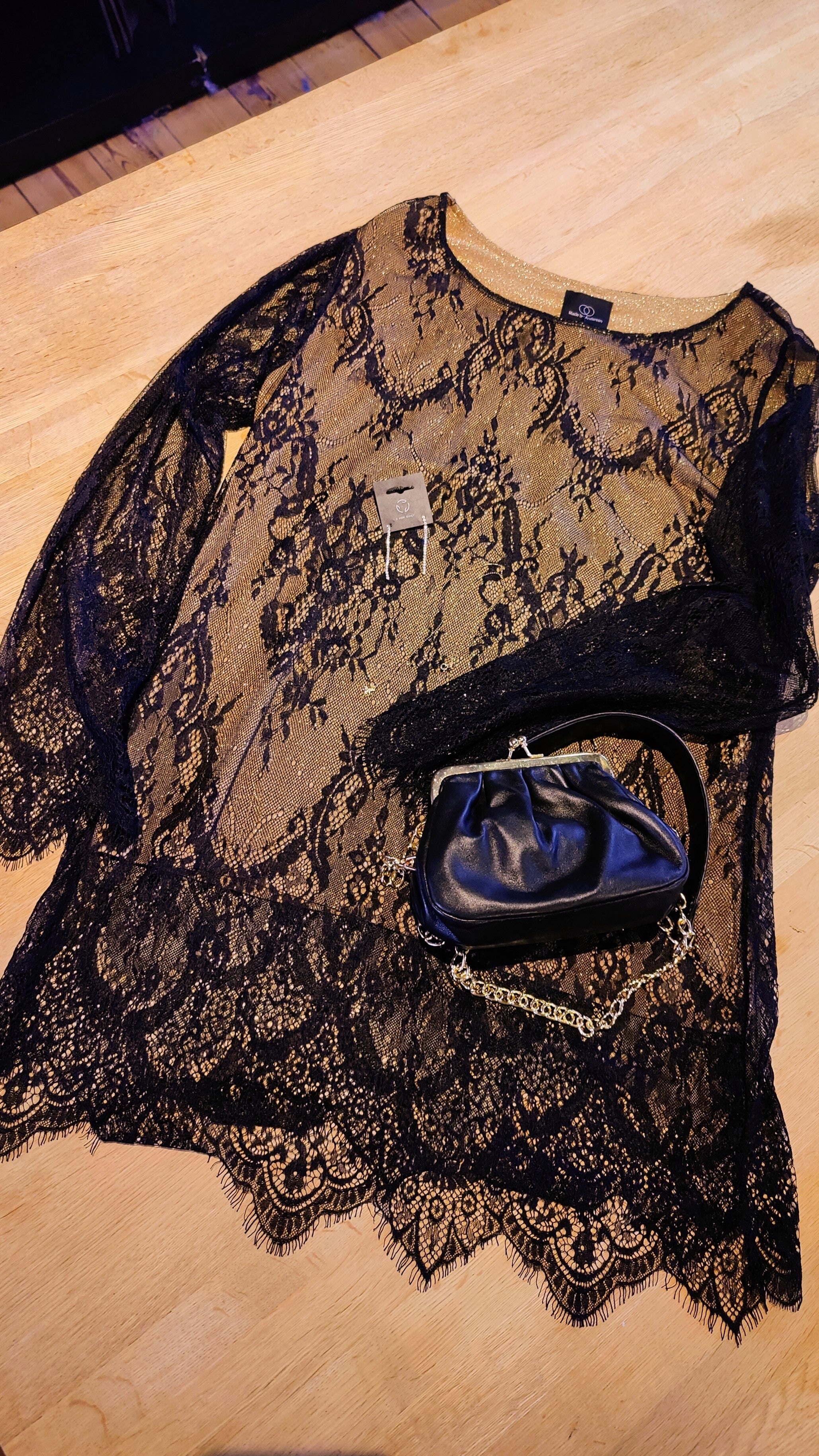 Elegant blondesæt med smykker og lammeskinds-clutch – komplet look til 500 kr.