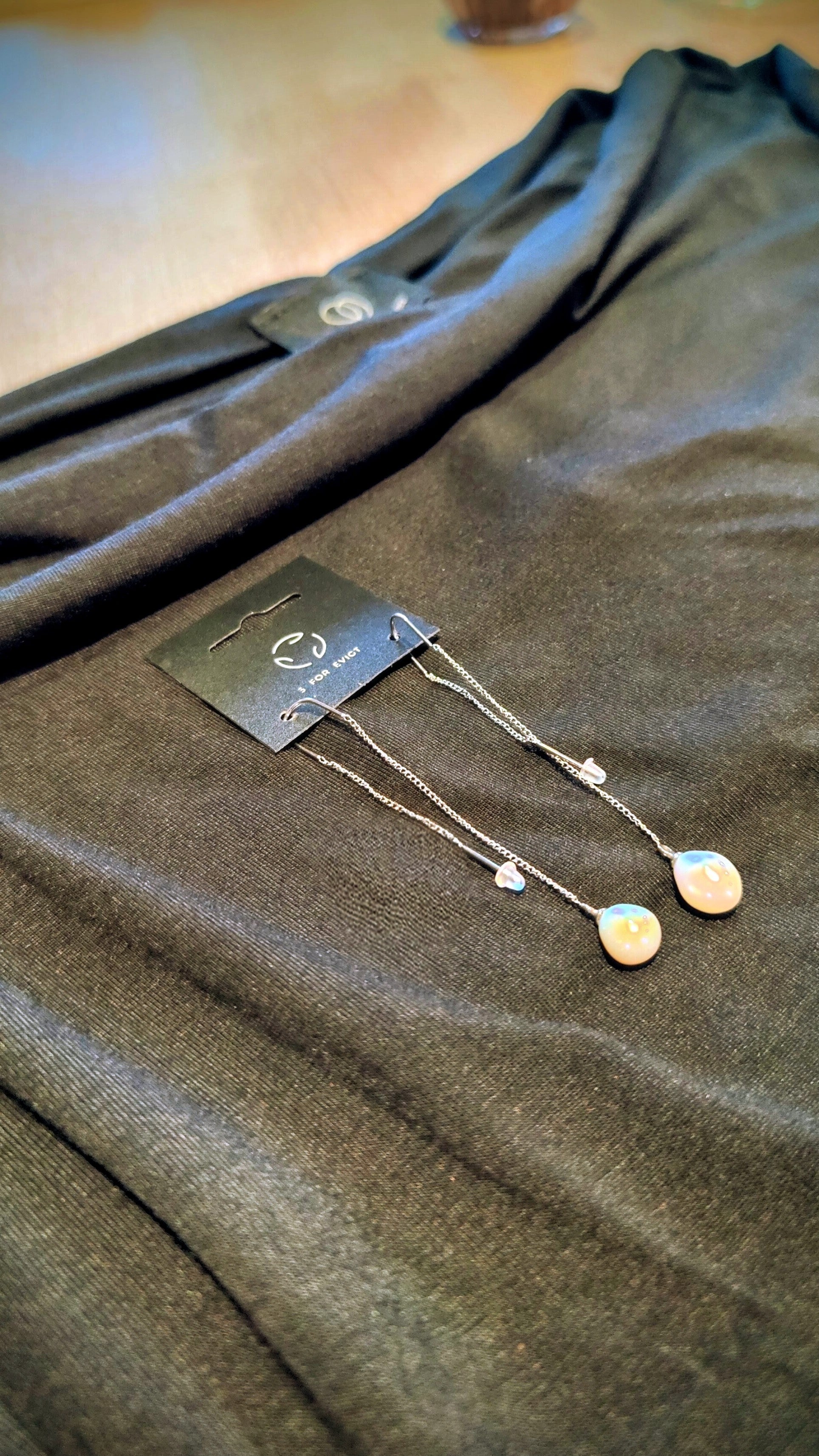 Sæt med pailletnederdel, blød bådhalsbluse(L) og øreringe | Onstage & Made By Andersen – 500 kr.