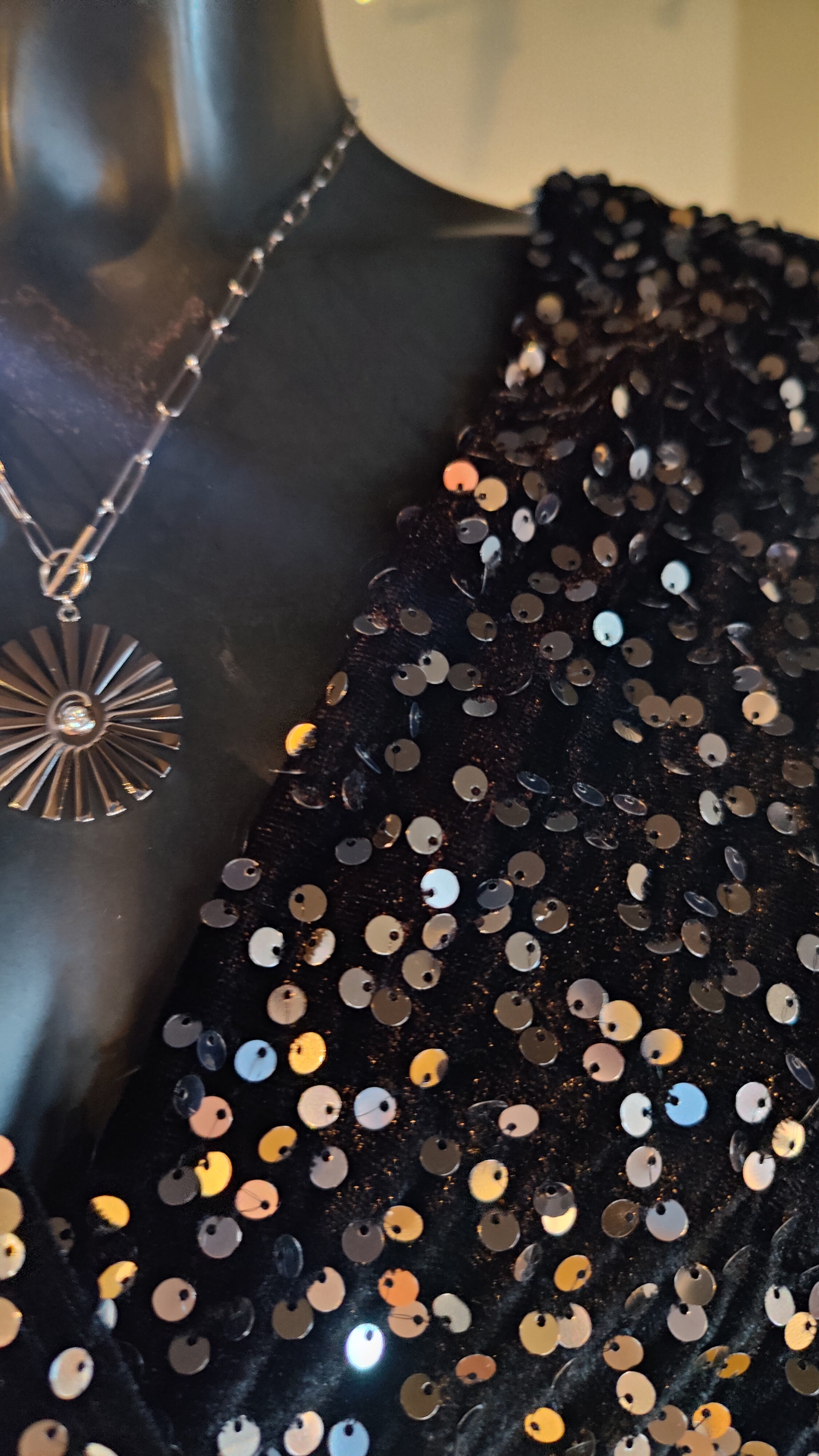 Midnight Glow – Palietkjole & Sunburst Smykkesæt