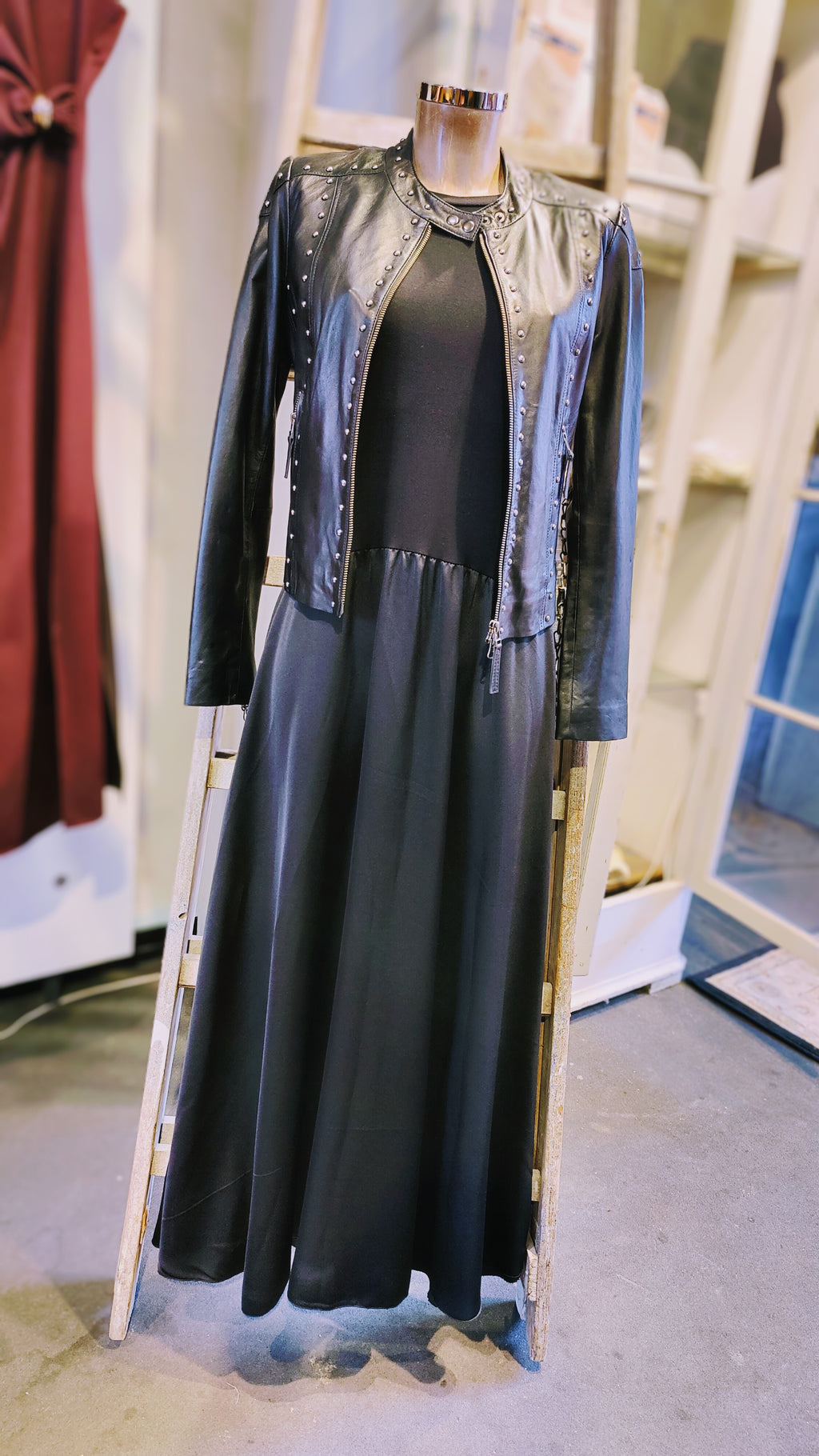 Skindjakke med nitter – Sort biker/statement jakke.