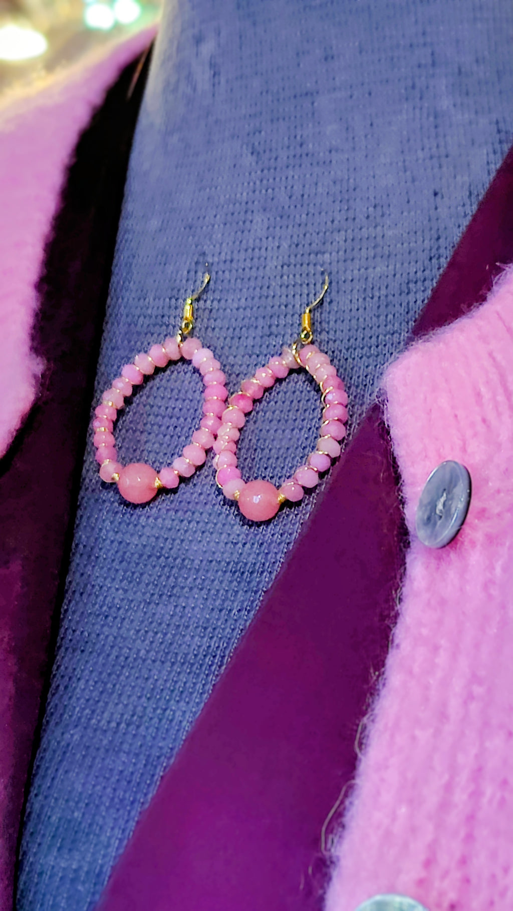 Sæt med satinkjole, strik & håndlavede jadeøreringe – spar 698 kr.