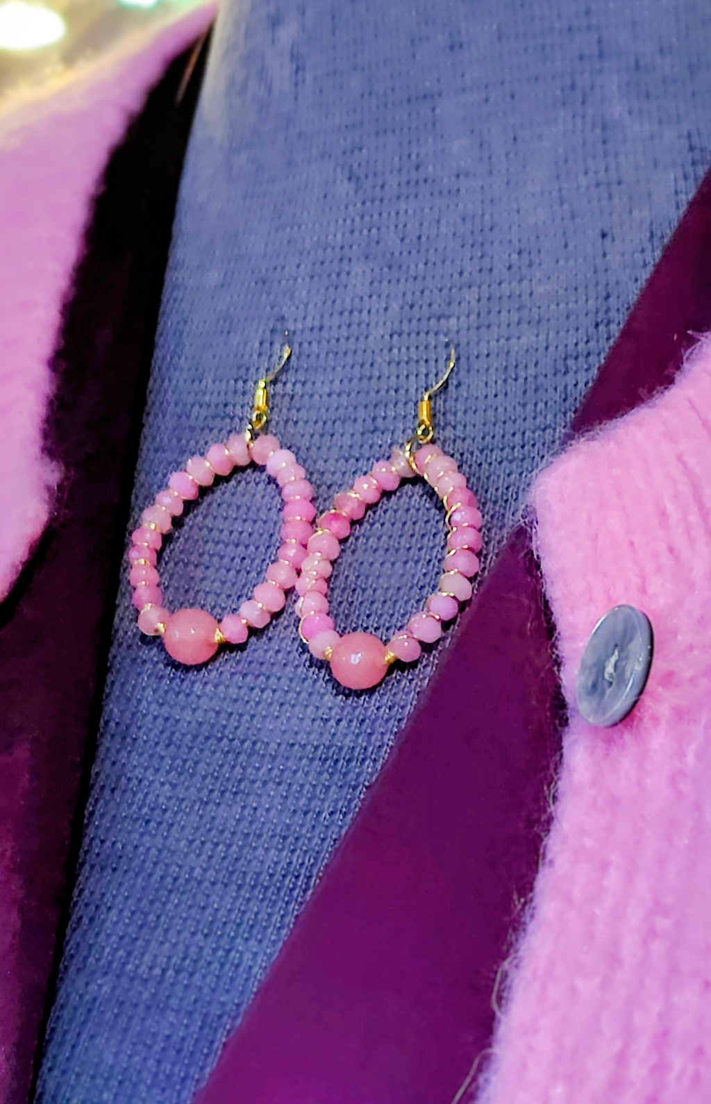 Sæt med satinkjole, strik & håndlavede jadeøreringe – spar 698 kr.