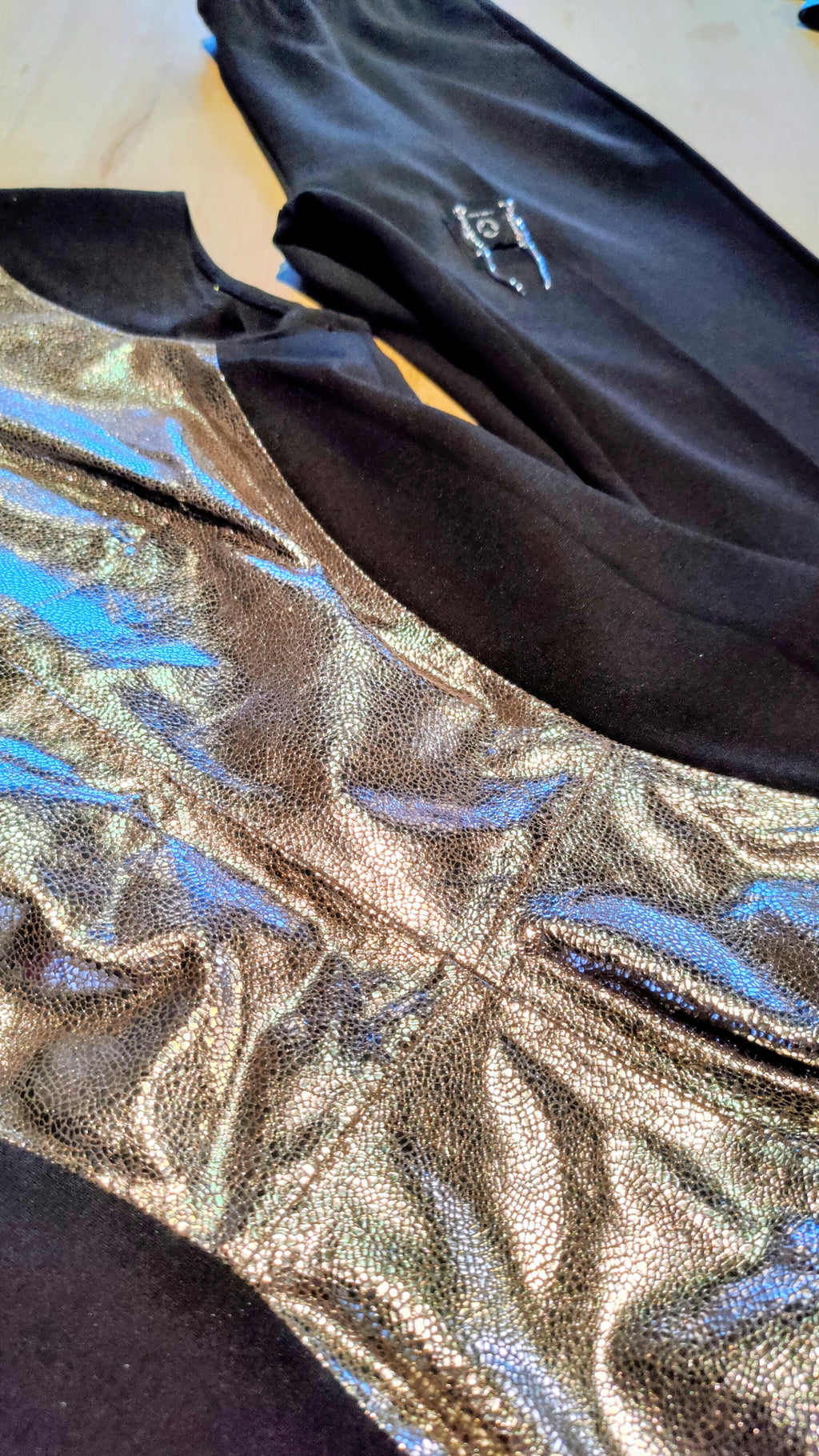 Elegant sort sæt med metallisk top – bukser(M) og top | Sæt til 500 kr.